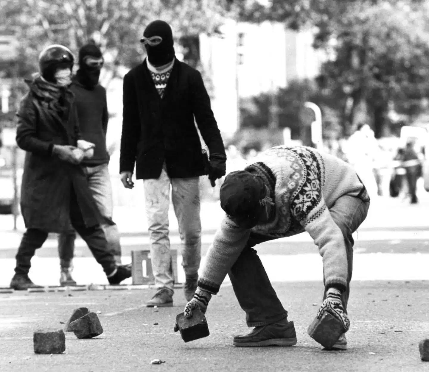 BZere samler brosten i gaden og gør klar til konfrontation med ordensmagten. Foto fra 1980erne, der blev præget af bl.a. BZernes vold og terrorisme. Ungdomsoprøret og dens voldelige excesser er retoucheret bort i den nye bog om danmarkshistorien. Scanpix