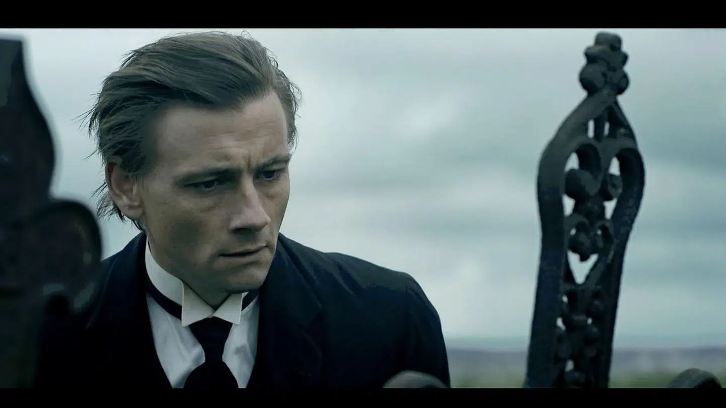 »Lykke-Per er ikke Henrik Pontoppidan, for Pontoppidan var ikke den mutte type, som Per er,« siger Flemming Behrendt. Her er det Esben Smed som Lykke-Per i Bille Augusts filmatinsering af romanen.