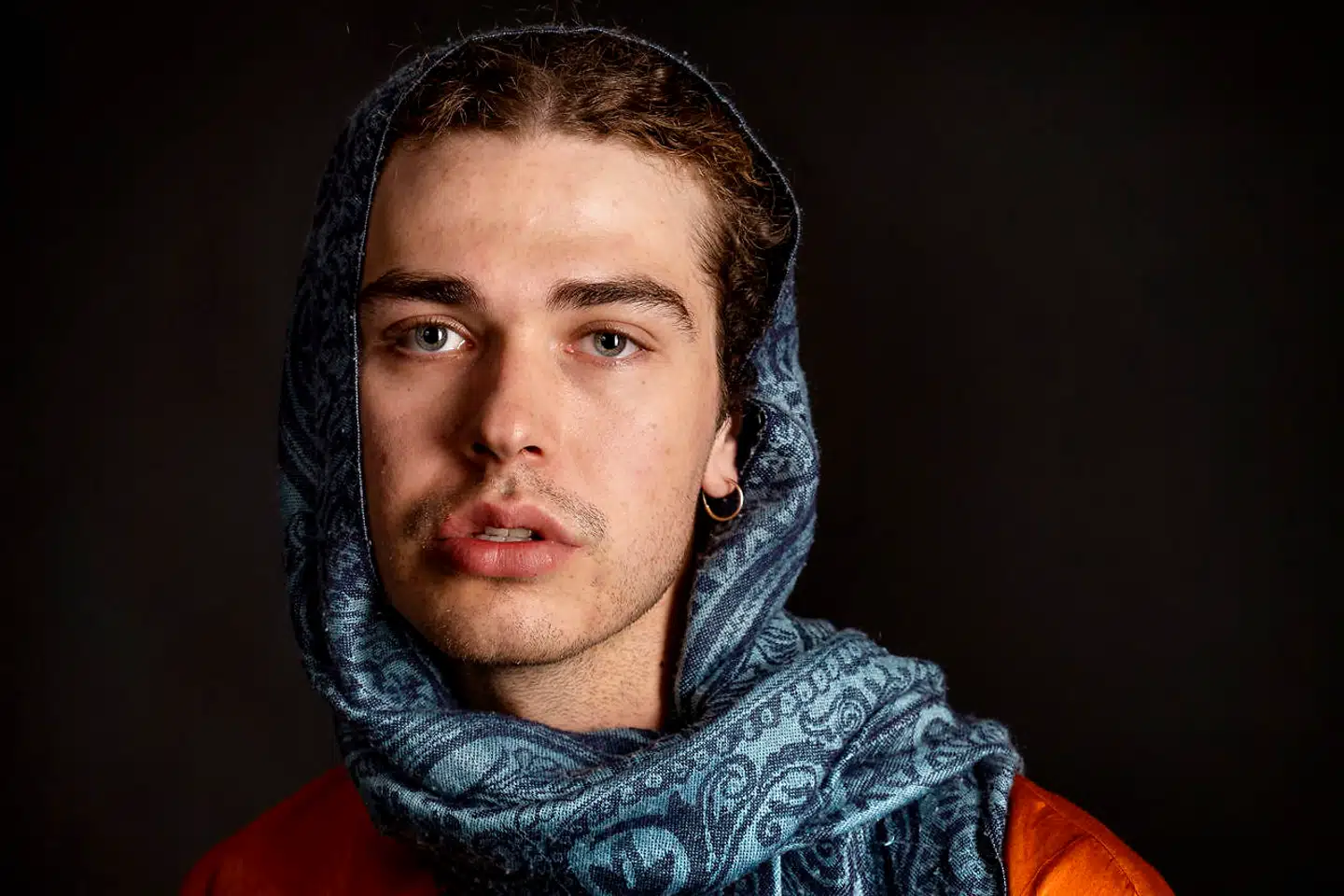 »Jeg bruger min påklædning til en daglig undersøgelse af, hvor jeg på en given dag ligger på spektrummet mellem den maskuline og feminine energi,« siger 23-årige Mathias Dirch til Berlingske.