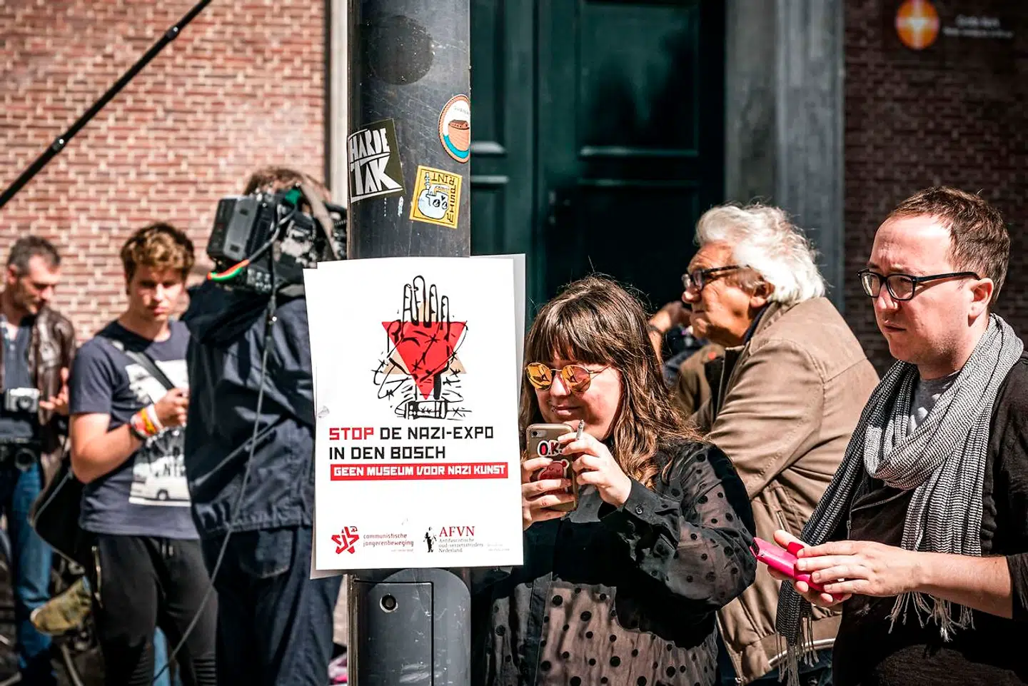 Da udstilingen »Design of the Third Reich« åbnede i søndags, var en mindre gruppe demonstranter dukket op. De mener ikke, at nazistisk design bør vises i Holland.