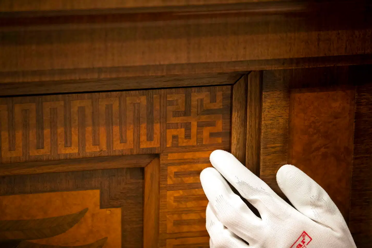 Ansatte på museet i 's-Hertogenbosch fremviser noget af den nazistiske kunst, der kan ses på det hollandske museum.