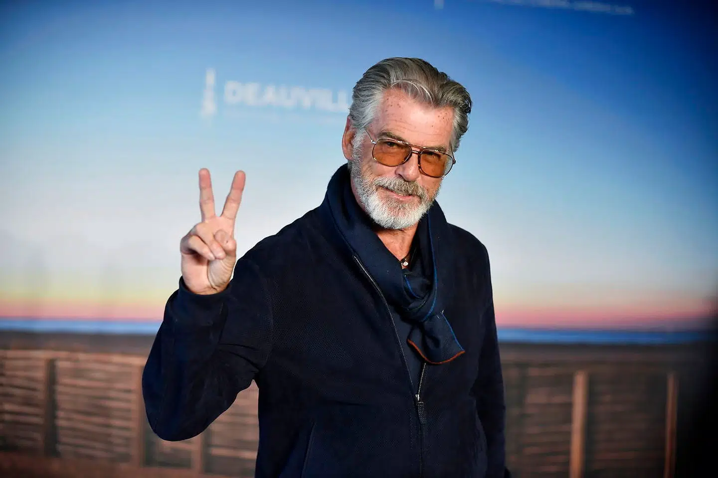 Pierce Brosnan er hverken shaken eller stirred over udsigten til, at spionnummeret 007 gives videre til en kvinde – tværtimod. Det fortalte han ved Deauville American Film Festival i Frankrig.