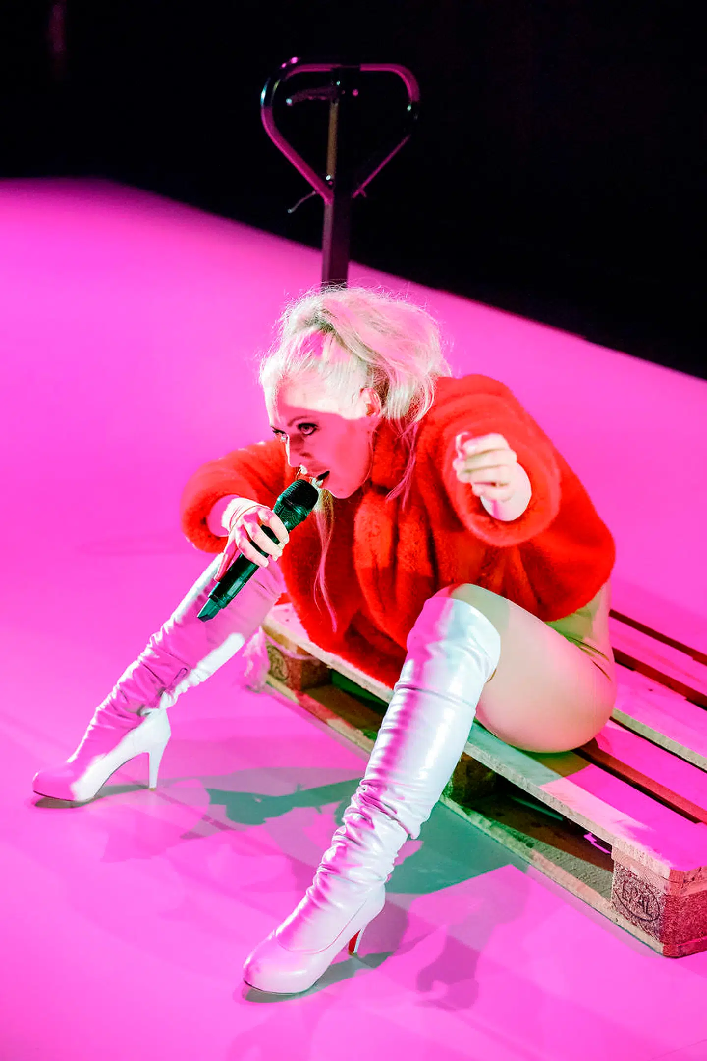 Jeanett Albeck har komponeret og skrevet sangtekster til Brøggers essays - et lydspor, der heller ikke nægter sig noget, men tager for sig på alle hylder.