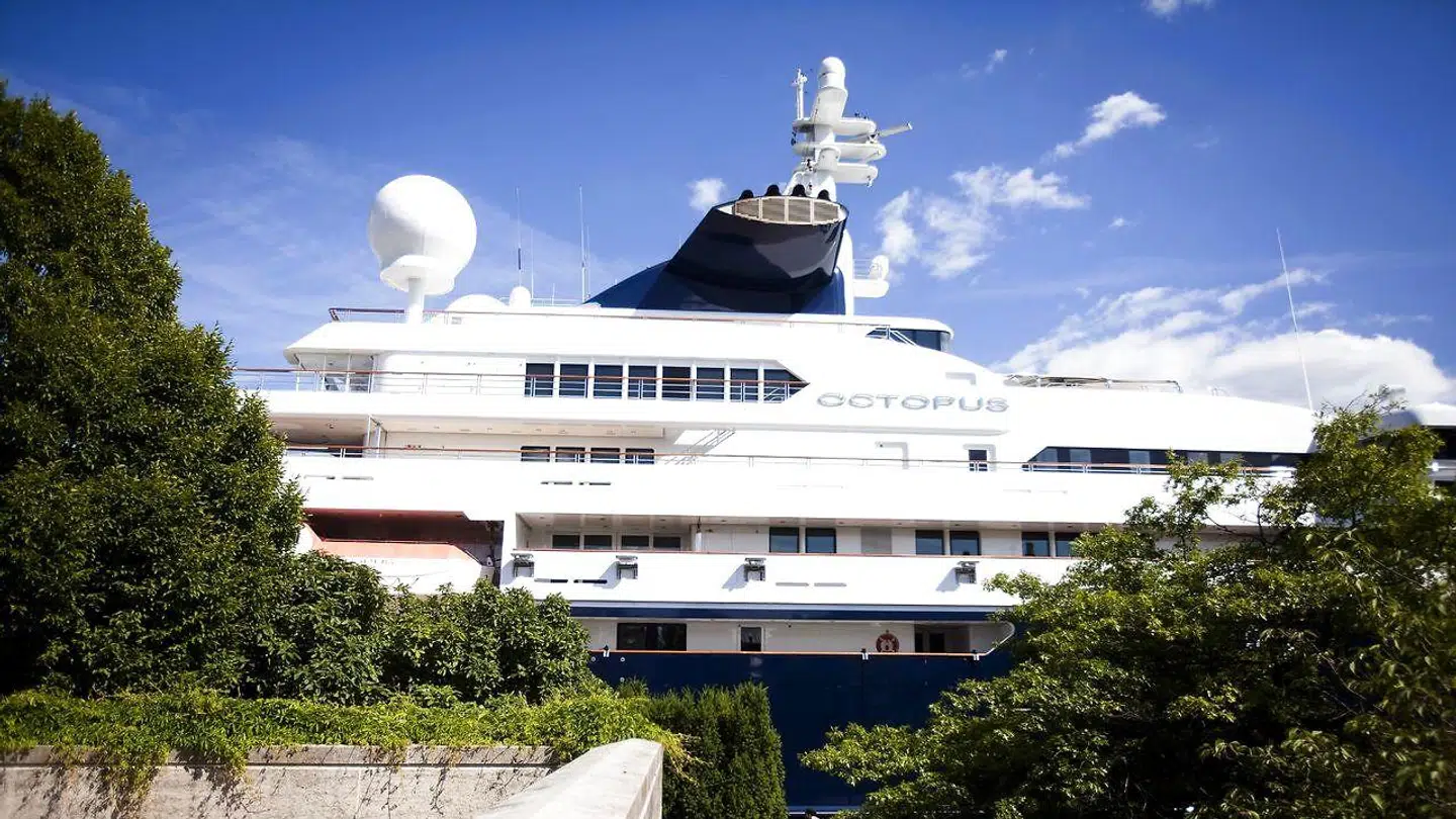 At der er tale om et betragteligt skib, ses tydeligt, når man får træerne langs Amaliehaven med i billedet. Arkivfoto: Mikkel Møller Jørgensen/Ritzau Scanpix