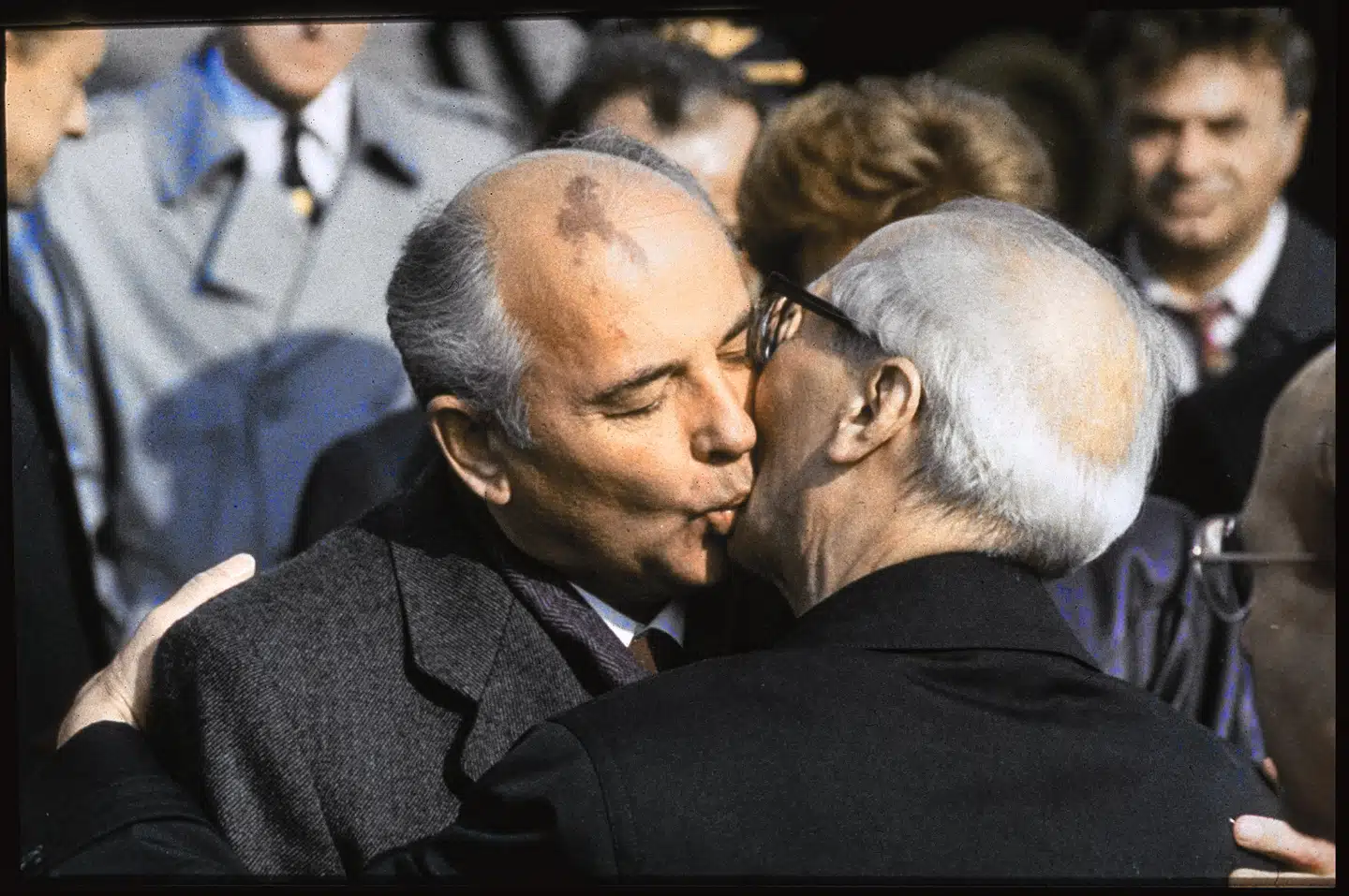 Et af de ikoniske billeder fra Lykke Friis' bog: Mikhail Gorbatjov modtages i DDR af Erich Honecker i anledning af, at staten DDR har eksisteret i 40 år.