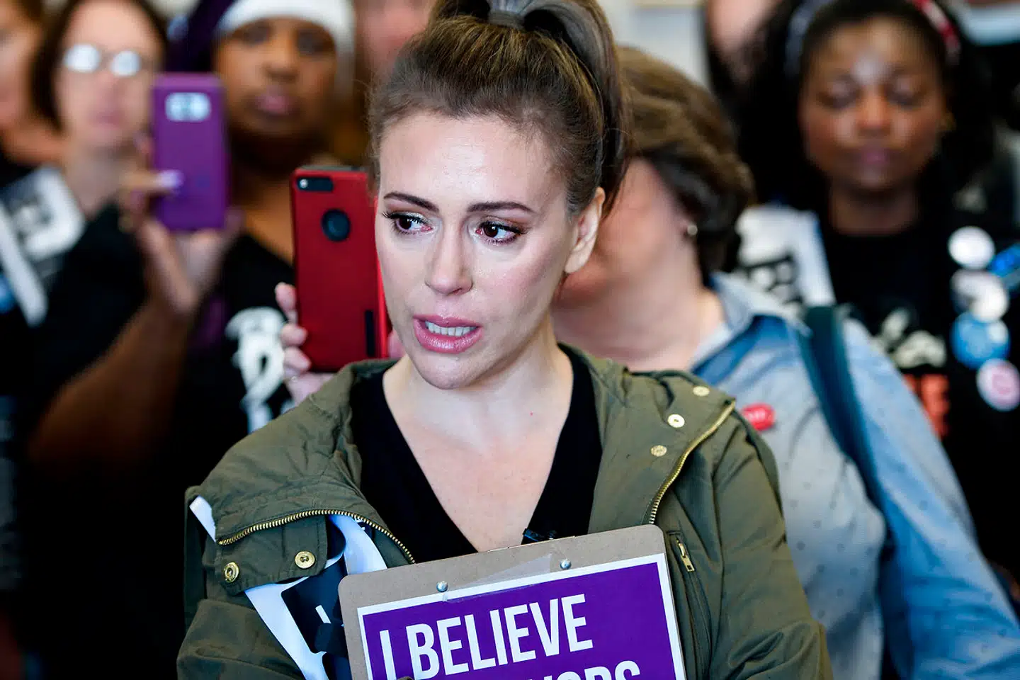 Alyssa Milano og andre aktivister var også på pletten i forbindelse med protester mod højesteretsdommer Brett Kavanaugh i september 2018. Kavanaugh blev beskyldt for seksuelle krænkelser i sin ungdom.
