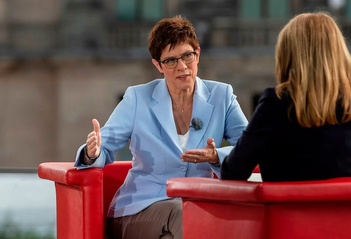 CDUs formand Annegret Kramp-Karrenbauer tog i et TV-interview søndag afstand fra, at partifæller har stemt for, at en NPD-politiker kan blive borgmester.