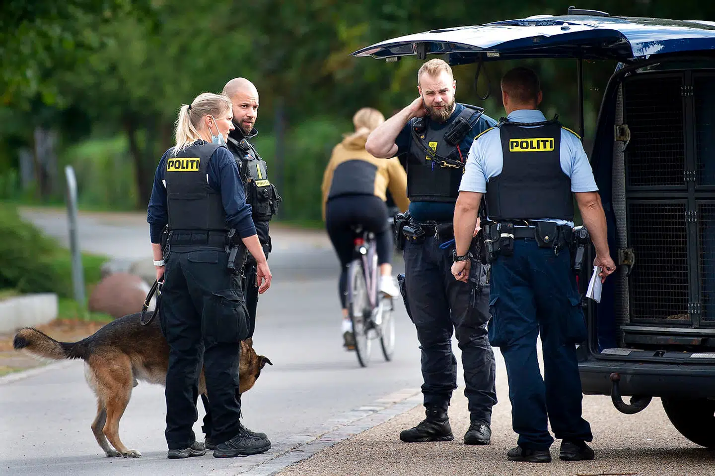 Politiet er mandag massivt tilstede i Akacieparken, hvor en mobilpolitistation parkeret.