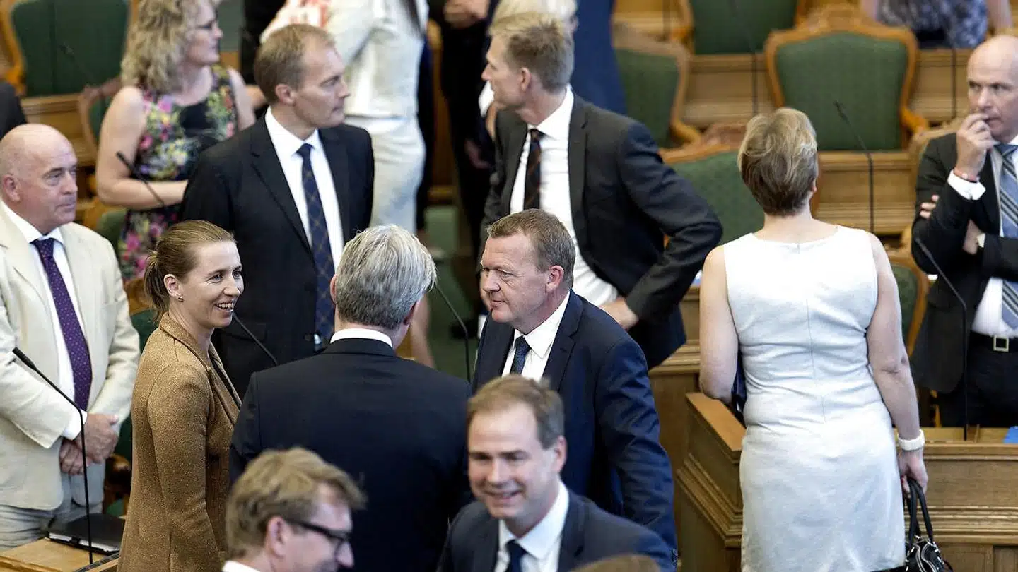 »Den magt, som regering, folketing og domstole tildeles, er meget betydelig. Men den standser ved grænsen, hvor blandt andet svensk og tysk magt afløser den danske. Alene derfor er det noget pjat, at nogle danske politikere sætter spørgsmålstegn ved det nationale. Hans eller hendes magt er dansk magt og stopper ved grænsen.«
