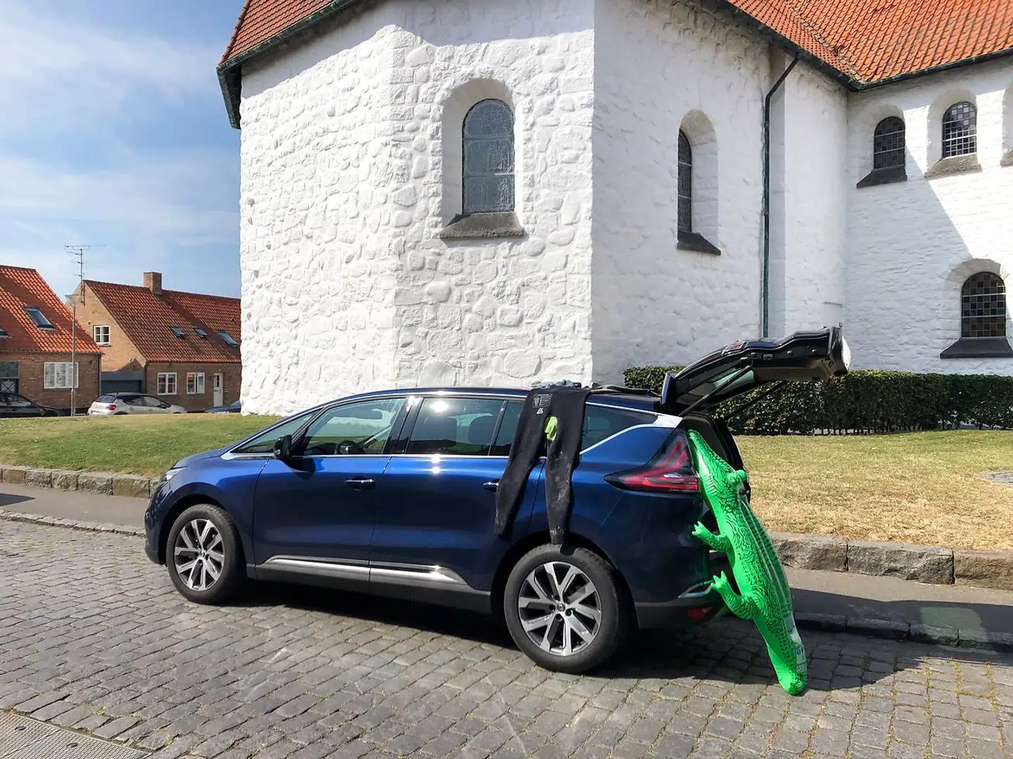 Syvpersoners MPVen slår som oftest syvpersoners SUVen på plads og praktisk anvendelighed. Men markedstendensen er, at kunderne vil have SUVer, og derfor vinder syvpersoners SUVerne som Peugeot 5008, Nissan X-Trail og Volkswagen Tiguan Allspace frem på bekostning af Volkswagen Sharan og Renault Espace.