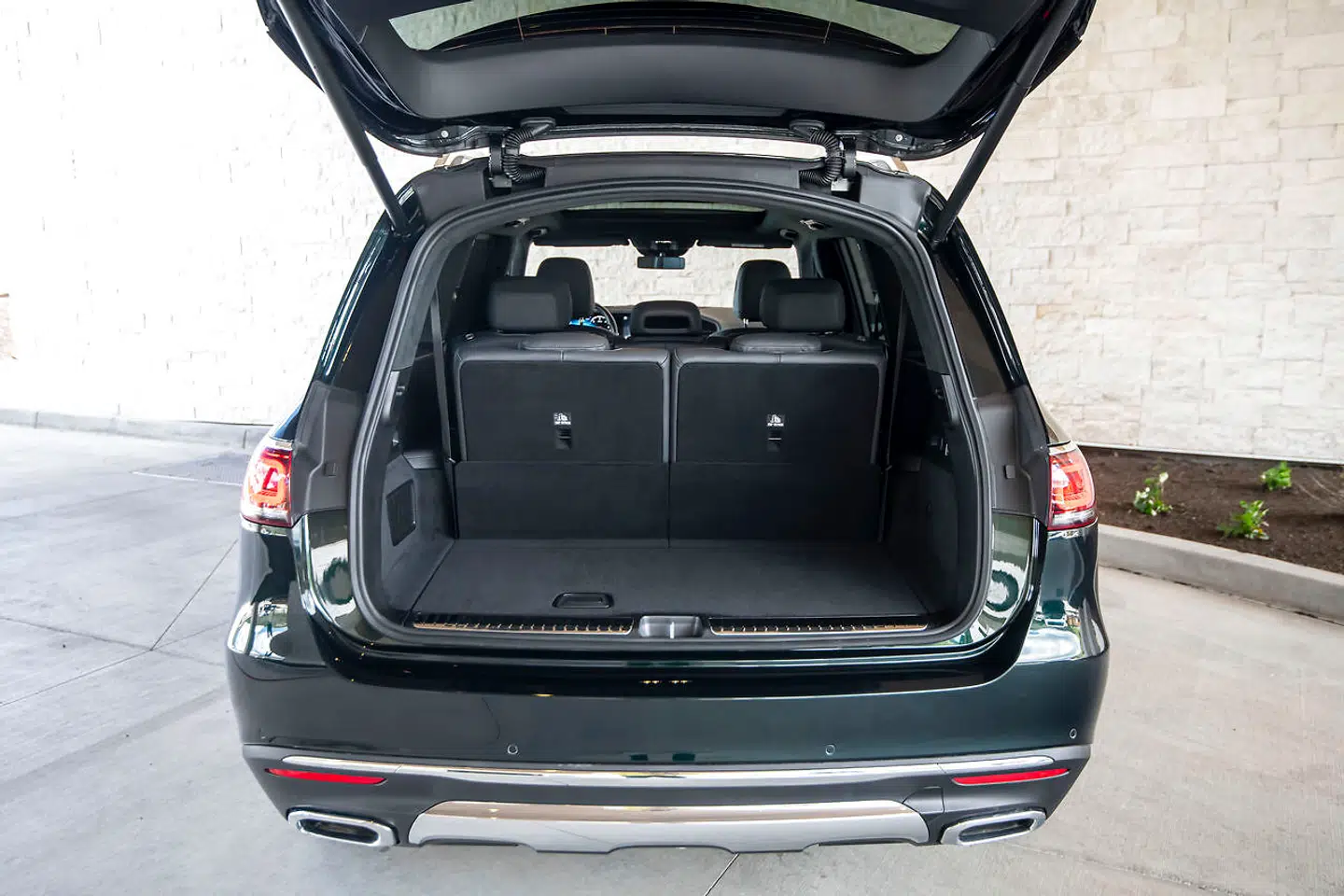 Pladsforholdende er overdådige – selv med alle sæderækker i brug sluger bagagerummet en halv Samsonite-kuffertserie.