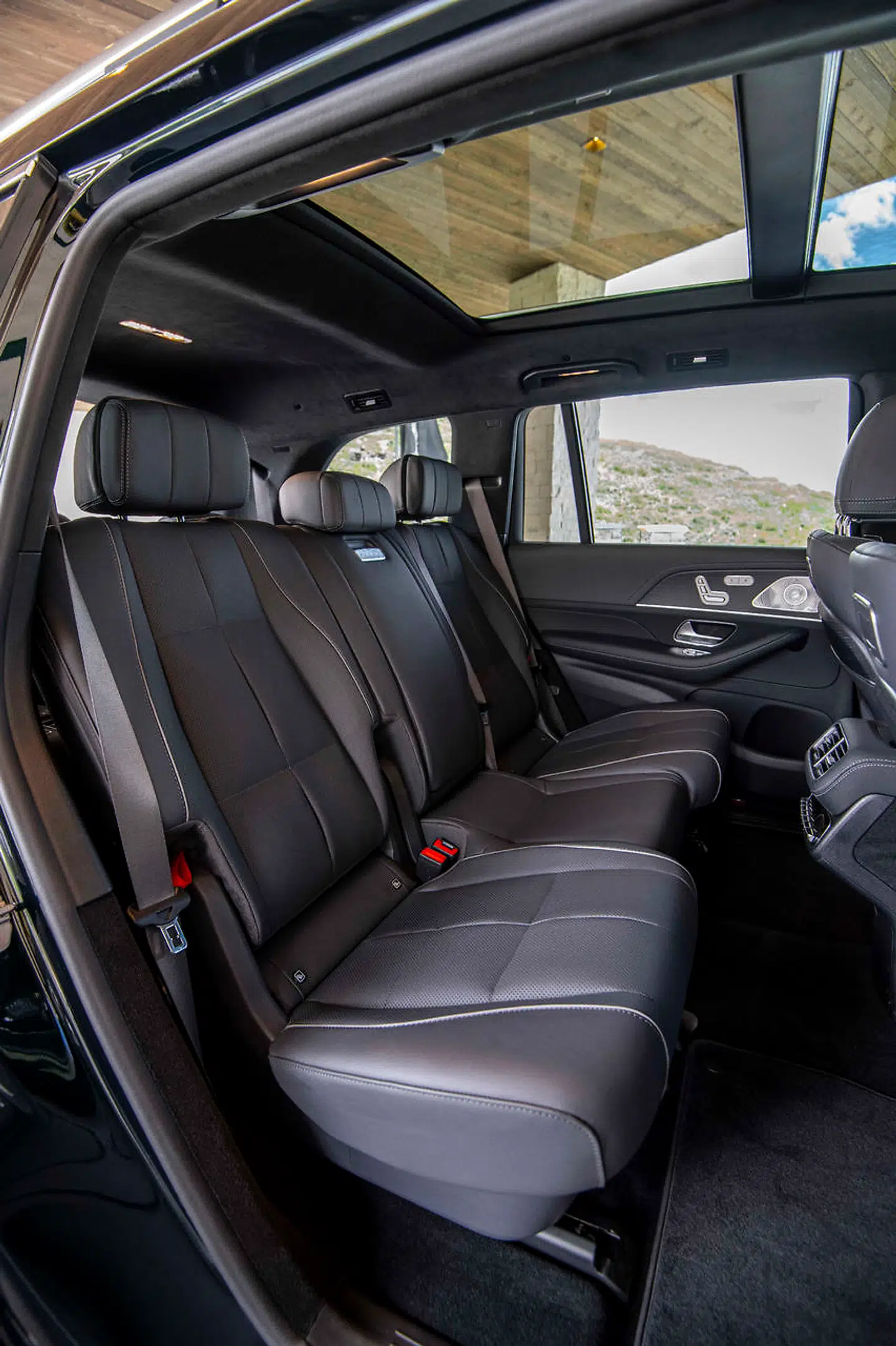 Bagsædet fås med enten et bænksæde (som her) eller to individuelle stole. Bagved er endnu en sæderække, og selv på bagerste sædertække kan der sidde to voksne på op til 1,94 meter.