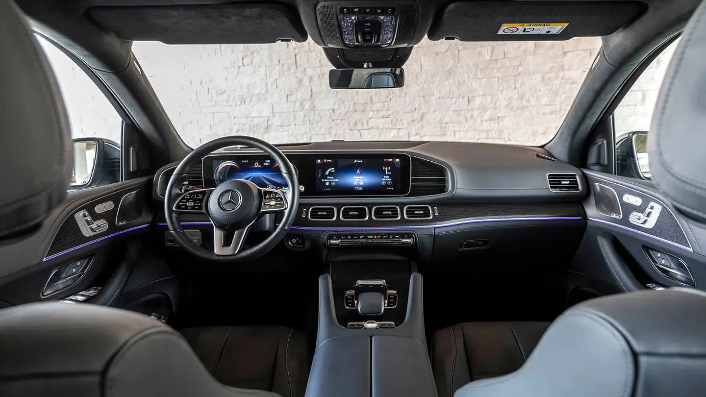 Kabinen er luksuriøs, og bilen har alle de digitale gadgets, som de nyeste Mercedes-modeller har. Men på materialekvalitet og finish kan den ikke helt matche en S-Klasse.