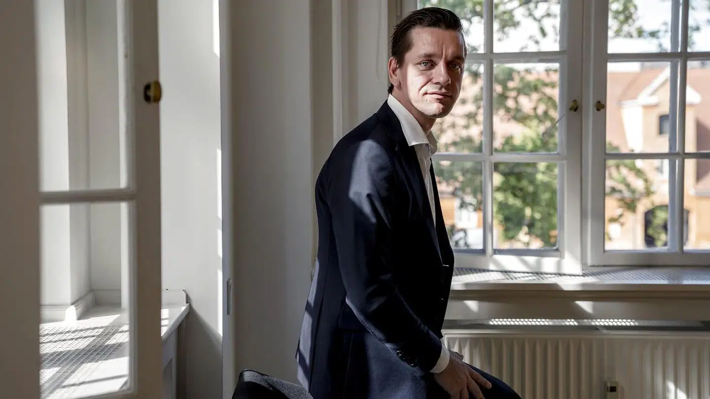 »Nu er boligministeren genopstået for fuld musik. Allerede på regeringens første dag var meldingen, at 'vi skal have almene boliger ude på Strandvejen',« skriver Asmus Leth Olesen om boligminister Kaare Dybvad (S).