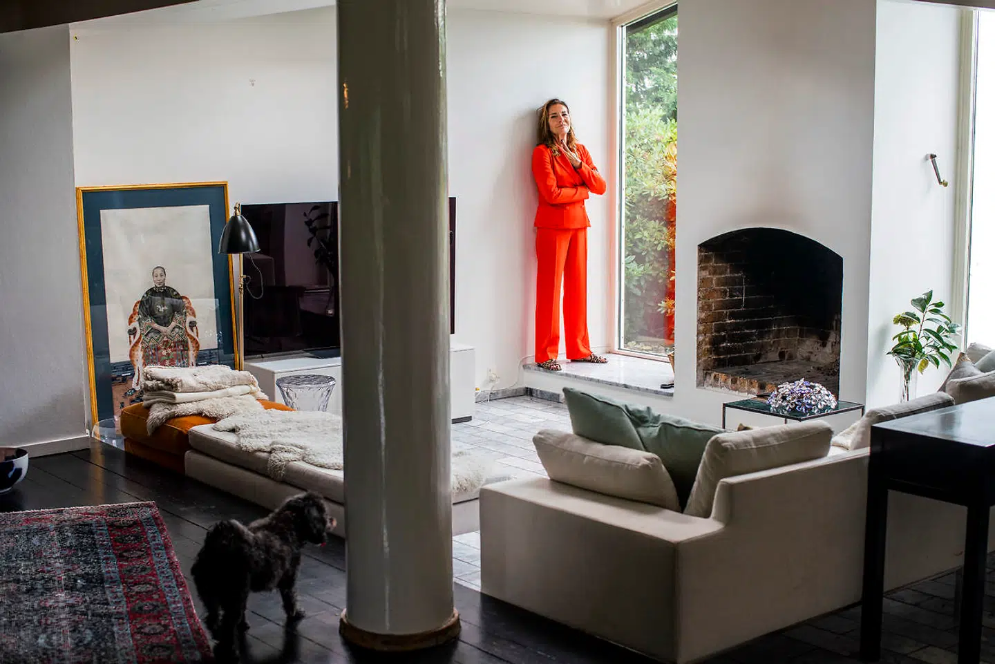 Hun er her endnu – i det hus, som hun overvejede at sælge, da hun blev skilt, men til sidst endte med at beholde, for hun har boet her i 21 år: »Det er jo her, alle minderne er. Om familien, Sylvester, festerne.«