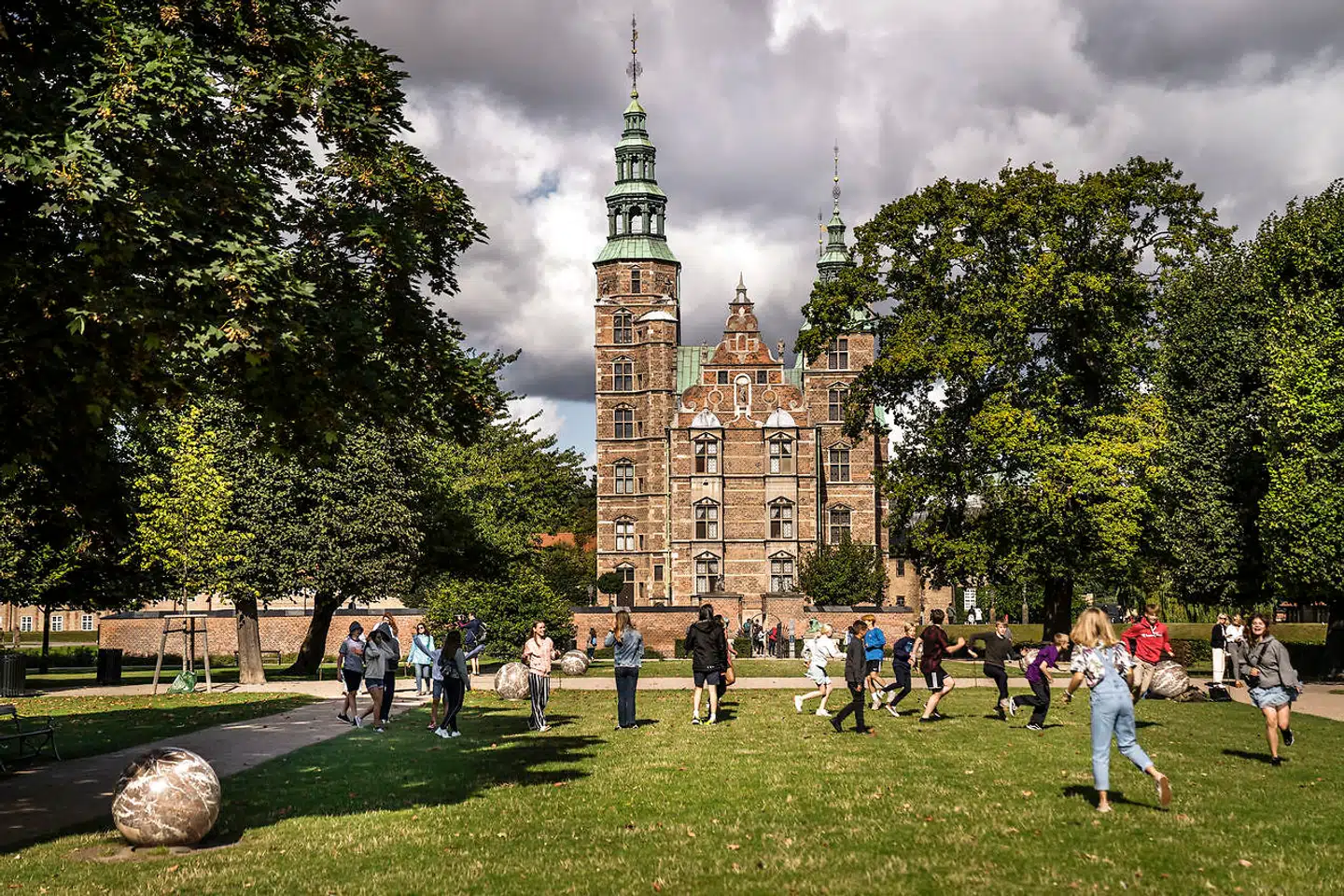 Christian IV anlagde Kongens Have tæt ved sit nye lystslot, Rosenborg, så hoffet kunne få friske grøntsager, frugter og blomster. Med tiden blev dele af parken brugt til andre formål som for eksempel Livgardens ekserserplads, ligesom en bid fjernest slottet blev udlagt til boliger. Parken var kongens egen have, men med tiden blev den åbnet for folkelivet.