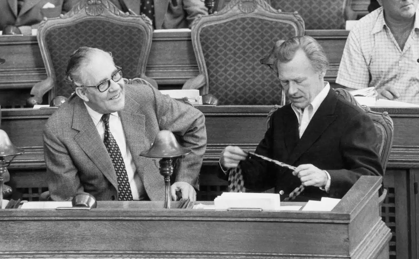 Poul Hartling og Poul Schlüter (K) i Folketinget. Poul Hartling overtog formandsposten fra Erik Eriksen i 1965 og sad på posten indtil 1977, hvor han også var statsminister i mellemtiden. Arkivfoto: Mogens Ladegaard