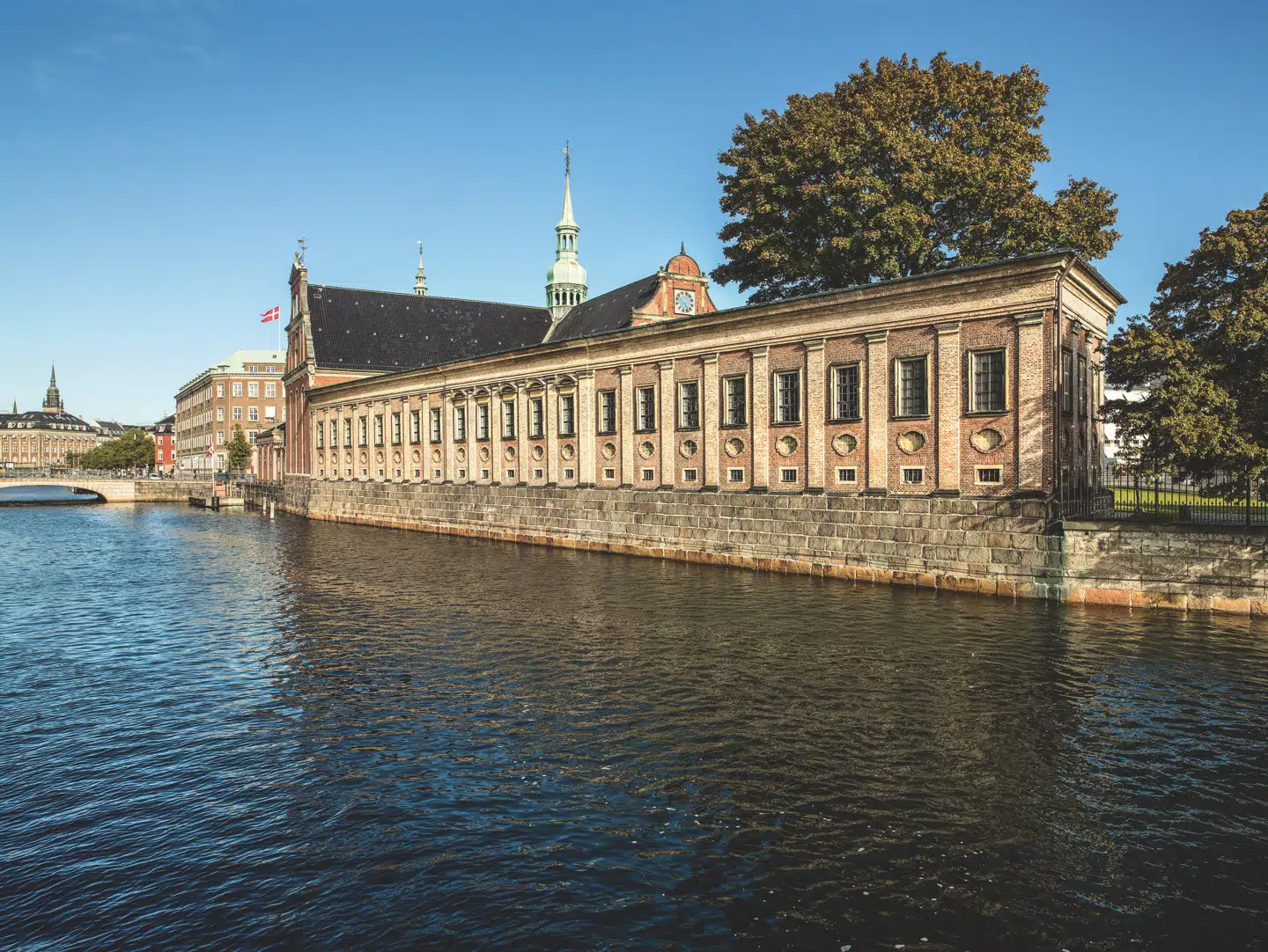 Holmens Kirke ligger smukt lige ud til vandet i en af Københavns kanaler. Kirken er opført på foranledning af Christian IV, der ønskede at styrke fromheden blandt flådens matroser og officerer. Nu fylder kirken 400 år – og i den anledning udgives et omfattende bogværk om bygningsværket.