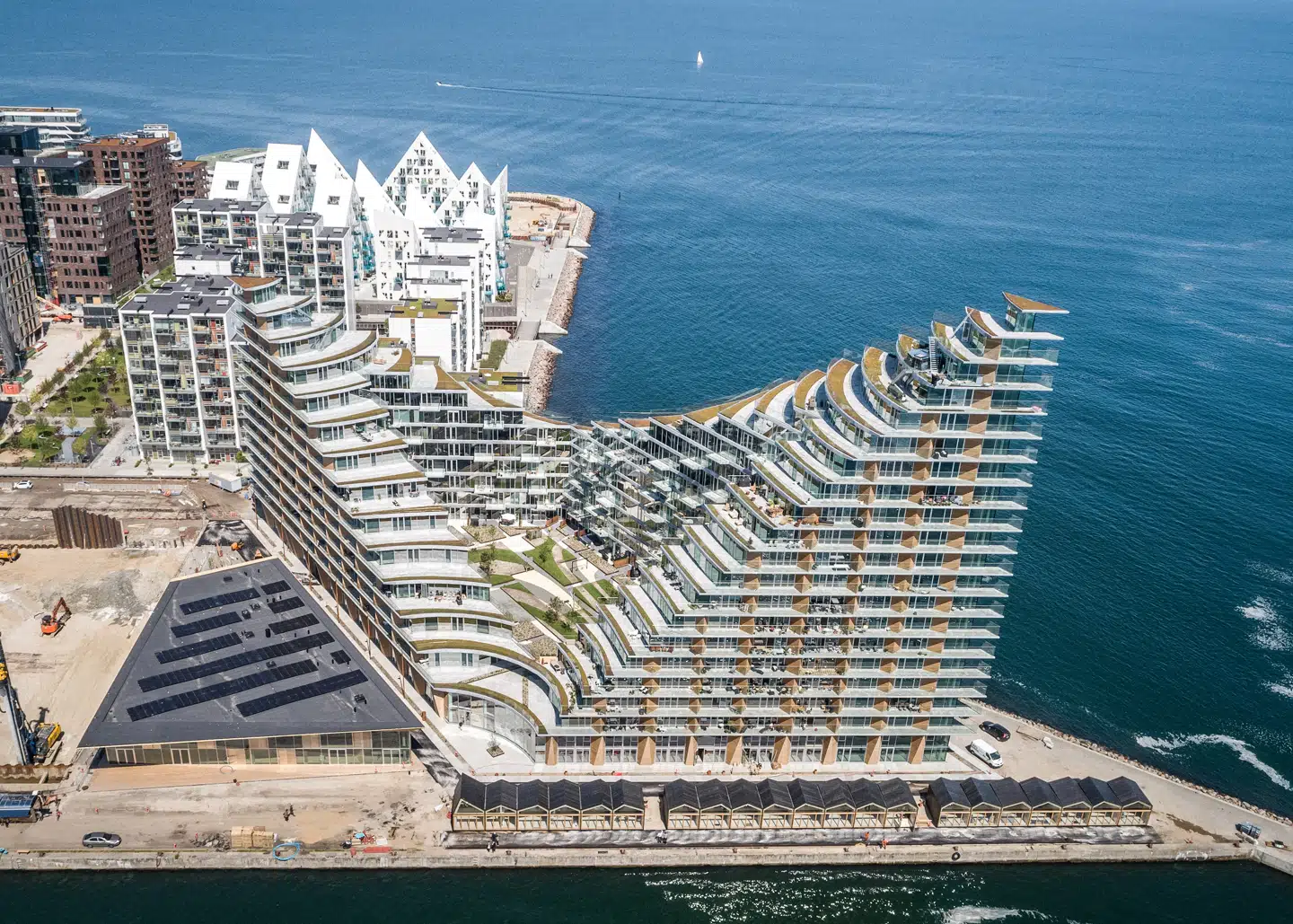 Her ser man det nye AARhus – med dets små badehuse foran, med teater på siden og med de små orangerier øverst oppe på de to spidser.