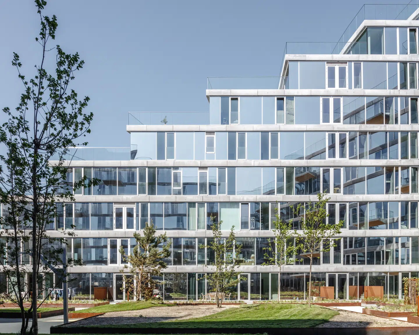 Facaden er roligere end de fleste andre BIG-projekter, mens haveanlægget er holdt i den sævanlige mere kaotiske stil.