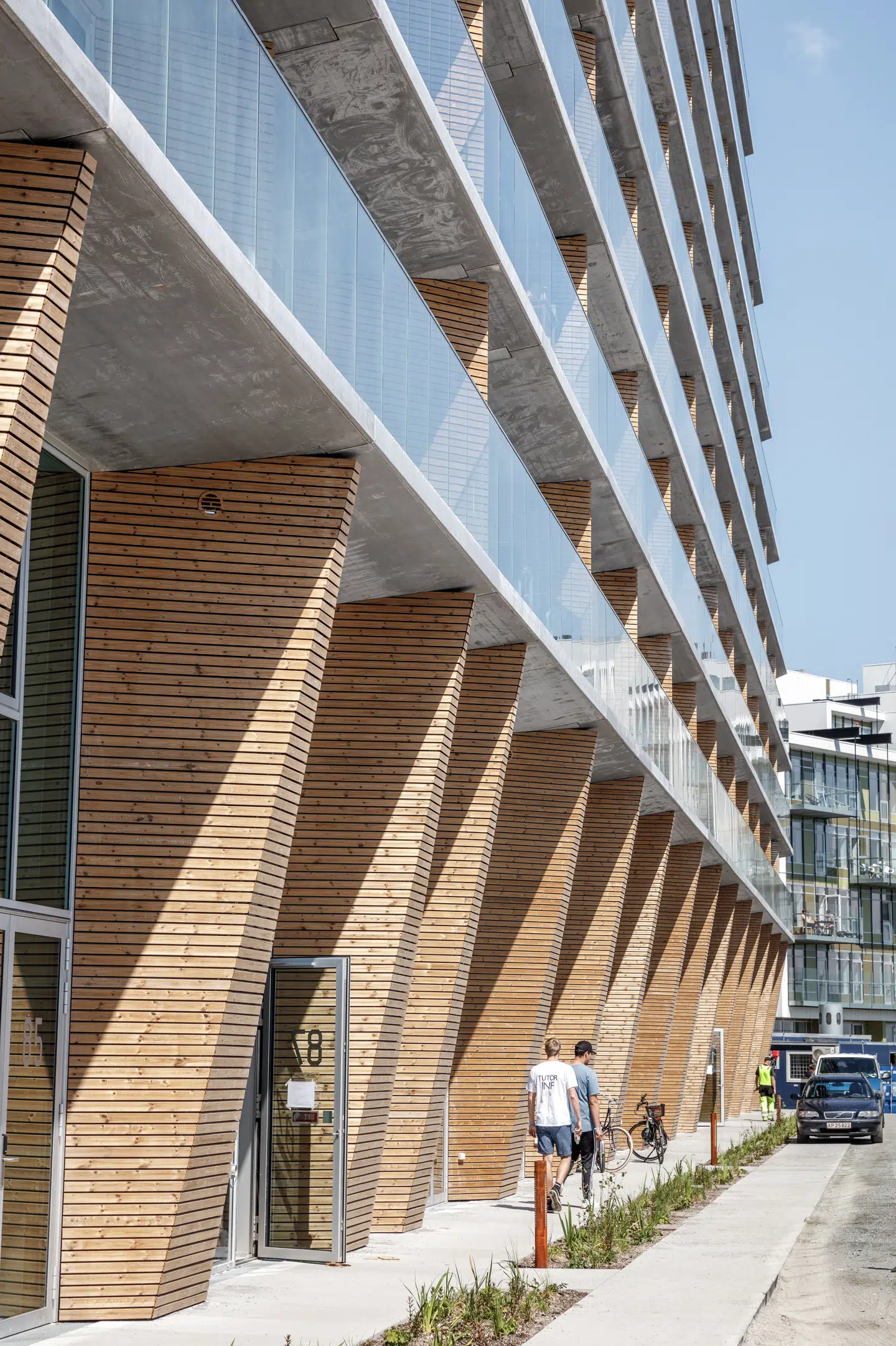 De dobbelthøje, smalle lejligheder langs gaden kan man aptere og indrette, som man har lyst. De egner sig til kontor og showroom, men også bare til at lave sin helt egen bolig i.