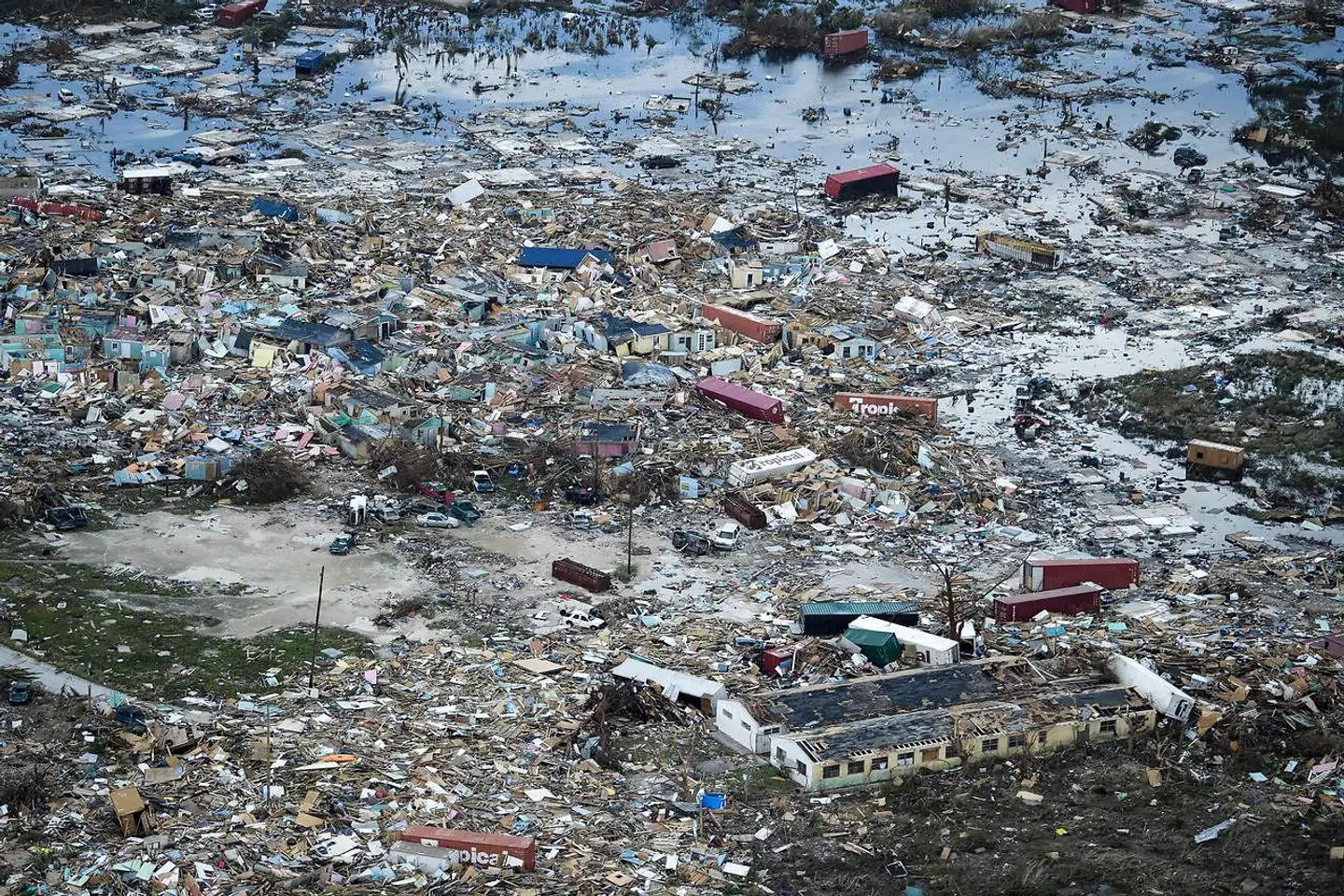 Luftfoto fra Great Abaco Island i det nordlige Bahamas efter kæmpeorkanen Dorians usædvanligt langvarige rasen. Dødstallet er endnu ukendt, men må forventes at være »svimlende« højt, advarer landets myndigheder.