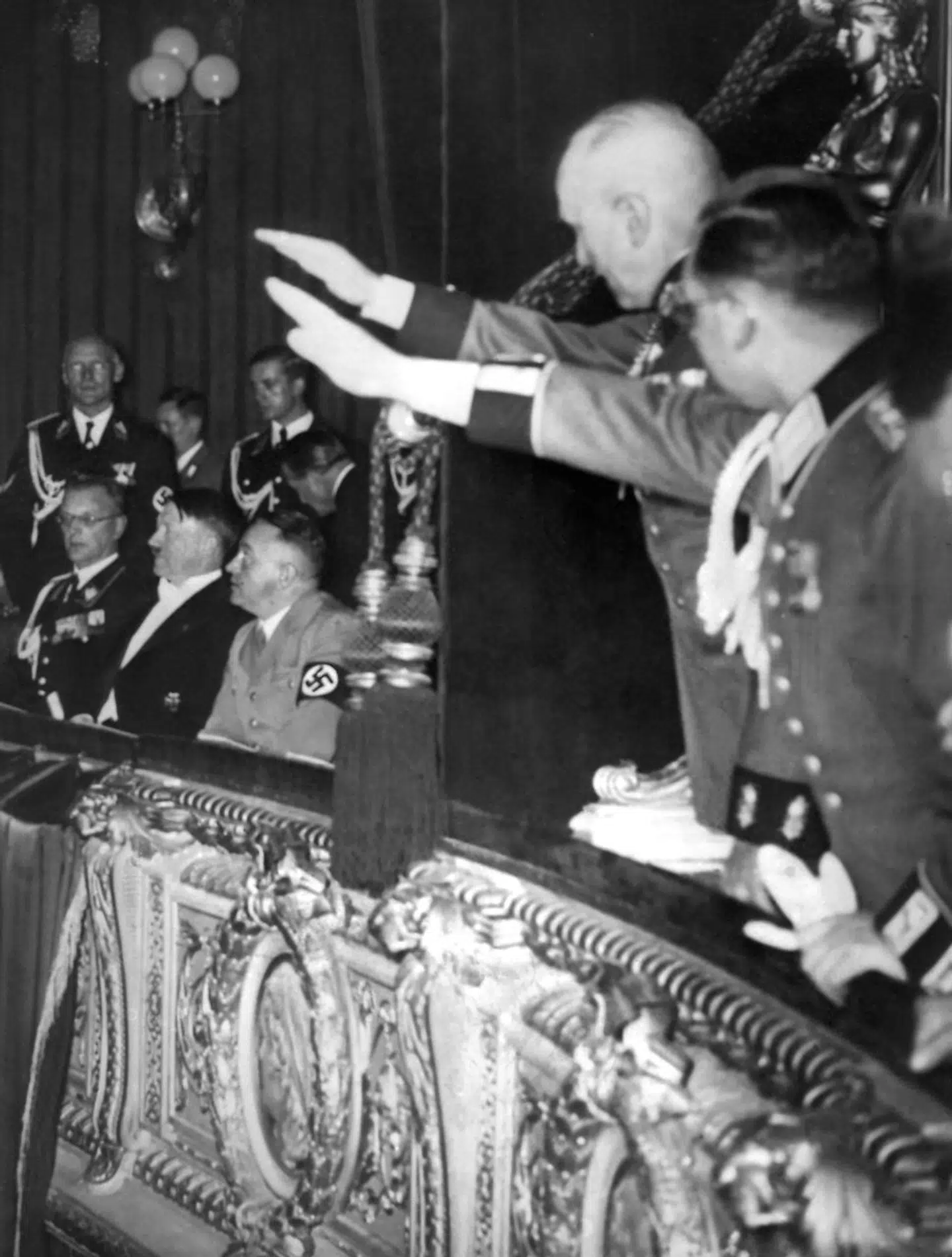 Adolf Hitler med venner under en forestilling på Wiener Sttatsoper anno 1938 Foto: .AFP