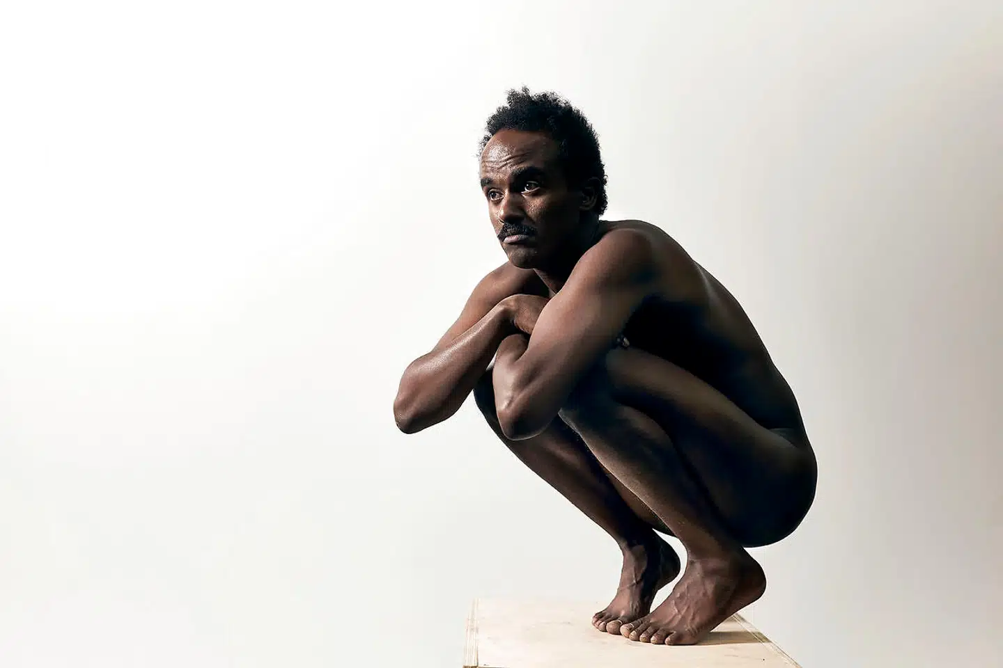 »Jeg vågner ikke op om morgenen og tænker: Sikke en politisk krop, jeg har. Men hvis du er sort i Danmark, så bliver du altid inddraget i noget politisk,« siger skuespiller Mohamed Ali Osman, der medvirker i »Hvid Tegner, Sort Model« på teatret Sort/Hvid.