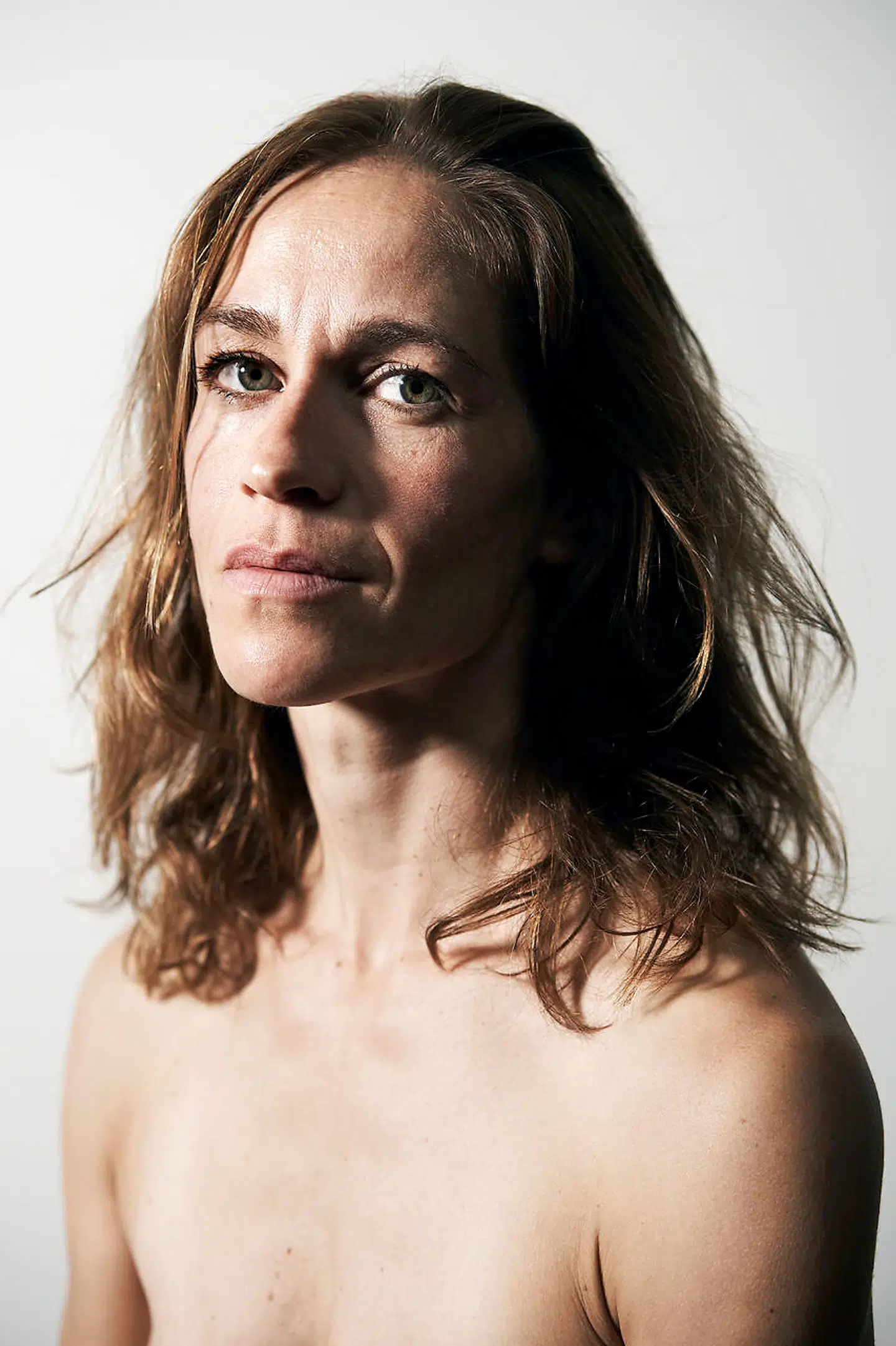 Sort skuespiller smider tøjet - vil ikke ses som sin farve. Det er kort fortalt historien i Hvid Tegner, Sort Model. På teateret S/H. Den hvide tegner spilles af KARIN BANG HEINEMEIER der også bliver tegnet i forestillingen når rollernes byttes i løbet af forestillingen.