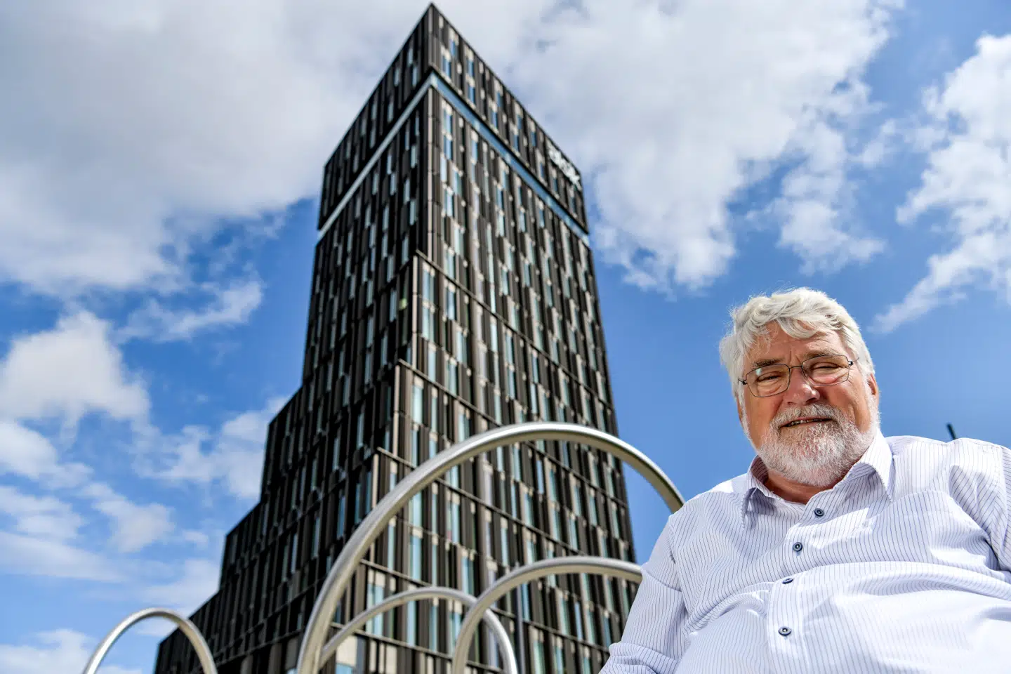 Peter Mads Clausen, formand for Danfoss' ejerfond, Bitten og Mads Clausens Fond, ses her ved et af fondens seneste projekter, Hotel Alsik i Sønderborg.