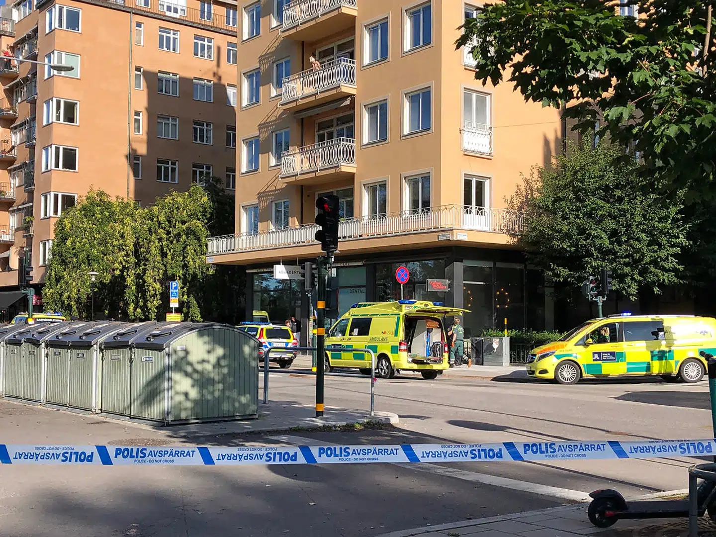 Politi og læger på Norr Mälastrand i Kungsholmen i Stockholm, hvor en person er ramt af skud.