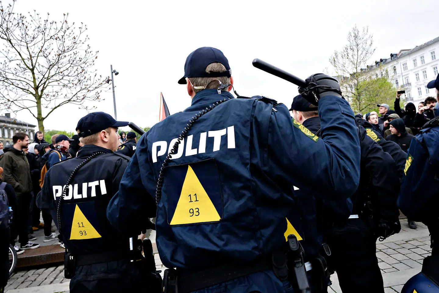 Politifolk har pligt til at bære såkaldte markeringsnumre på uniformen. Her ses betjente under demonstration på Israels Plads 1. maj i år. Flere betjente havde angiveligt ikke markeringsnumre på den dag. Det bliver nu undersøgt.