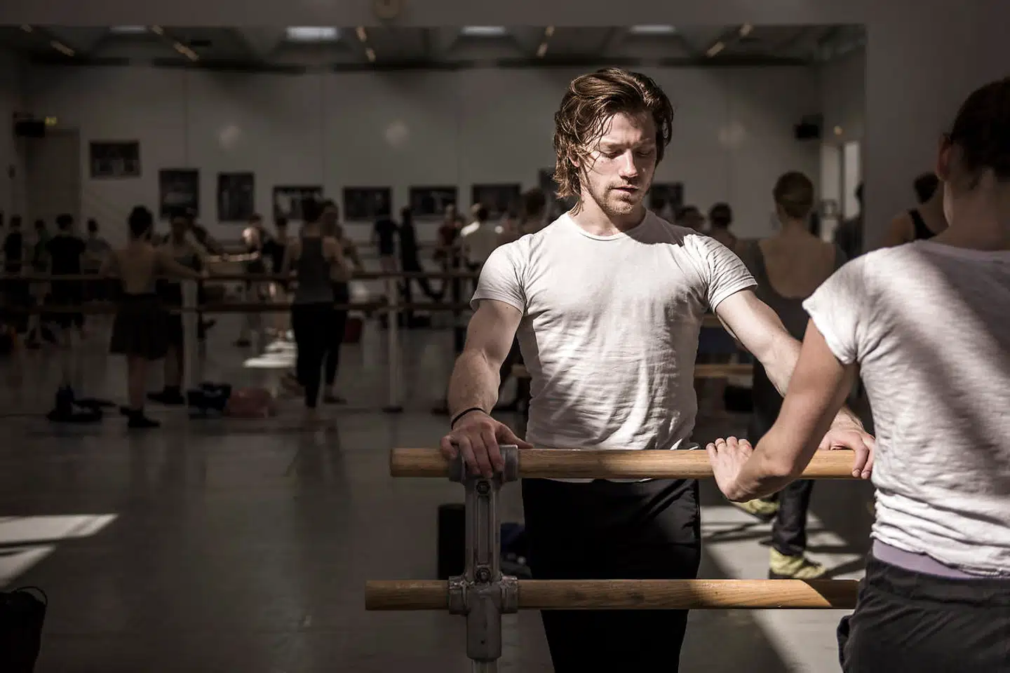 Alban Lendorf er en af de største stjerner, Den Kongelige Ballet har fostret i mange år. Men på toppen af sin karriere blev han ramt af skader. Her er han i træningssalen i 2016.