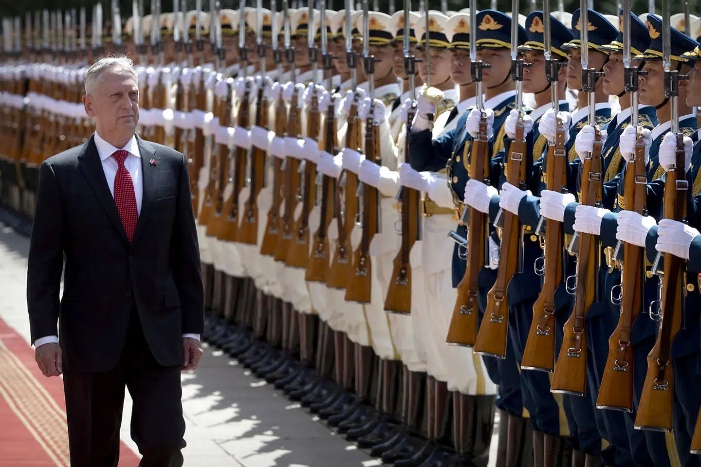 Juni 2018: James Mattis går forbi kinesisk æresgarde under et besøg i Beijing.