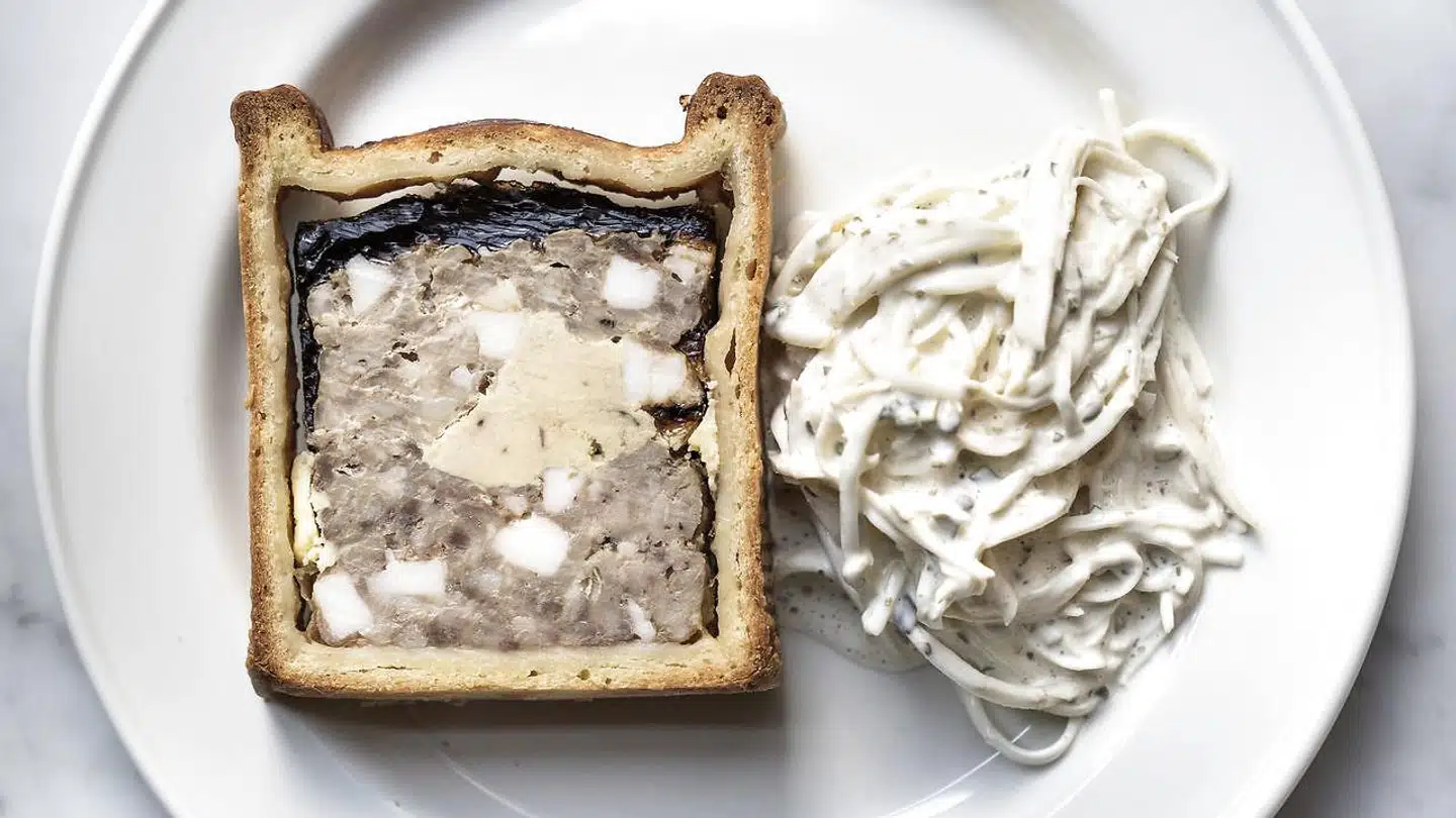 Der var tale om en klassisk pâté en croûte - altså indbagt i mørdej - i en meget grov udgave lavet på kanin med indlæg af foie gras. Der var masser af spæk i kaninpâtéen, og sådan skal det være, for det er fedtet, som binder sagerne sammen.
