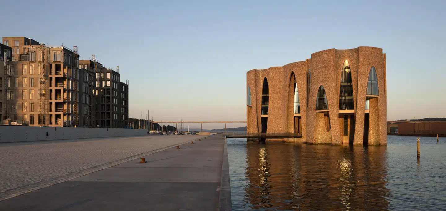 Fjordenhus i Vejle er Kirk Kapitals hovedsæde og ejet af de tre brødre Anders, Casper og Morten Kirk Johansen. Sidstnævnte har valgt at etablere Restaurant Lyst i bygningen.