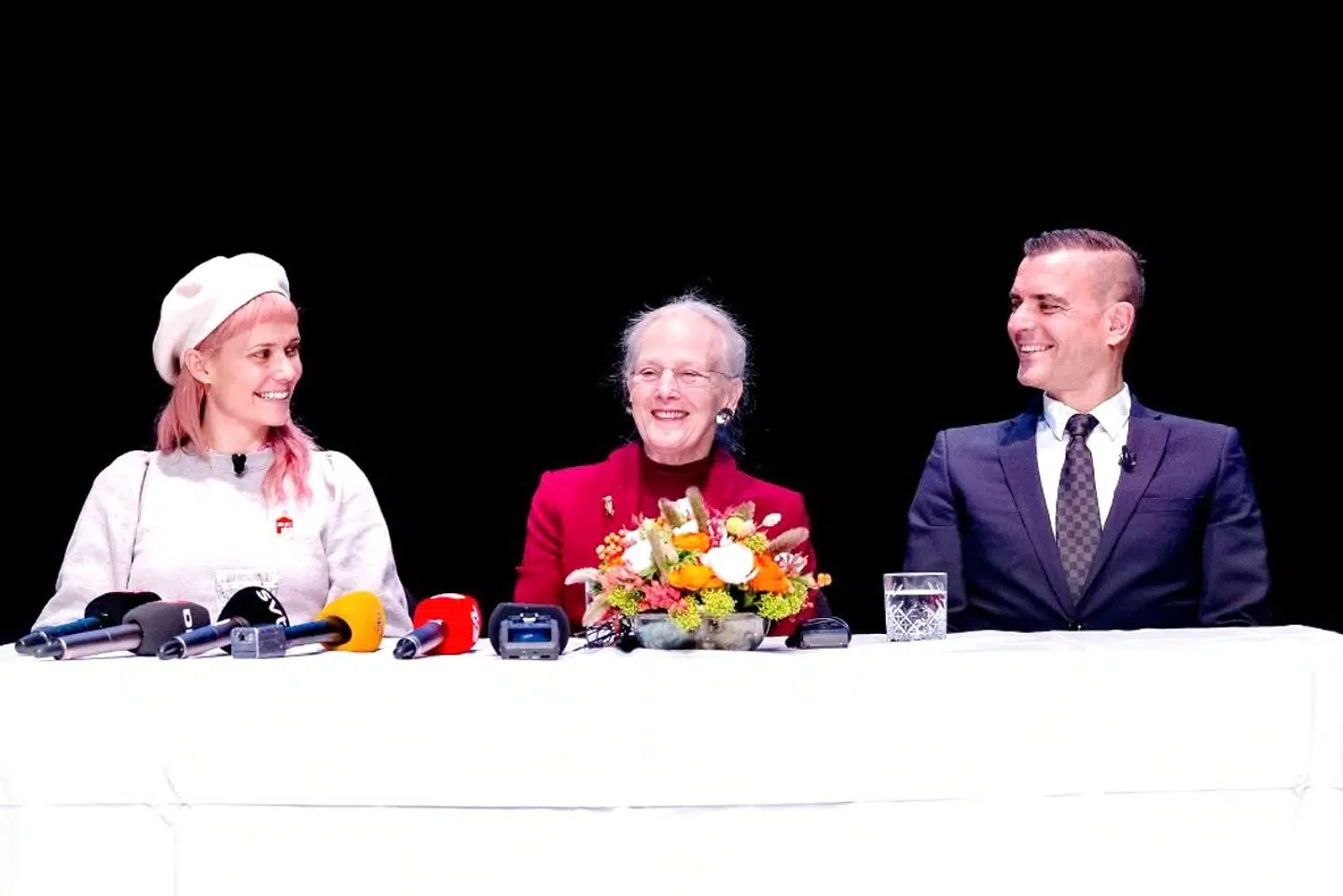Ohland, dronnin Margrethe samt Pantomimeteatrets chef, Peter Bo Bendixen, ved præsentationen af "Snedronningen" i Tivoli. Pressemøde d. 14.11.2018 med Dronningen, Oh Land og Peter Bo Bendixen