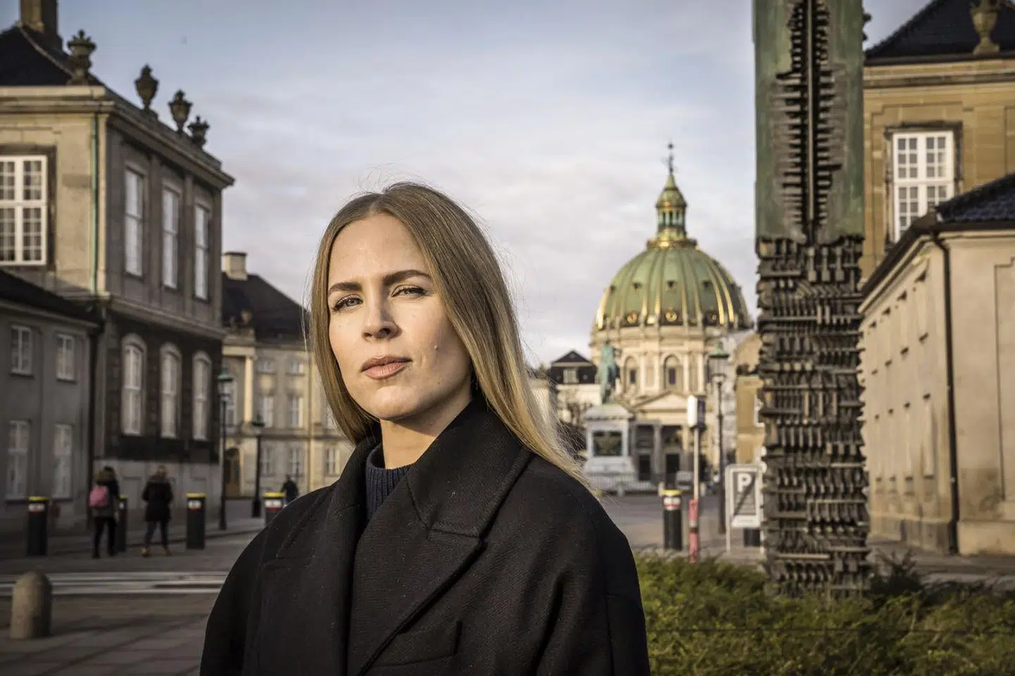 »Det kan måske give noget, hvis man har gået på Bernadotteskolen og nok skal klare sig via sine forældres netværk. Men en underklassedreng, der lærer, at han skal blæse på de sociale spilleregler, er hurtigt færdig som gårdsanger,« skriver Eva Selsing.