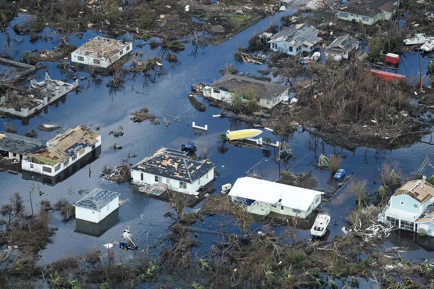 Dorian har på sin vej gennem Caribien forårsaget katastrofale ødelæggelser på Bahamas. Da orkanen ramte øgruppen først på ugen, var det en kategori 5. Det er den højeste kategori og kan medføre, at huse og bygningsværker knuses.