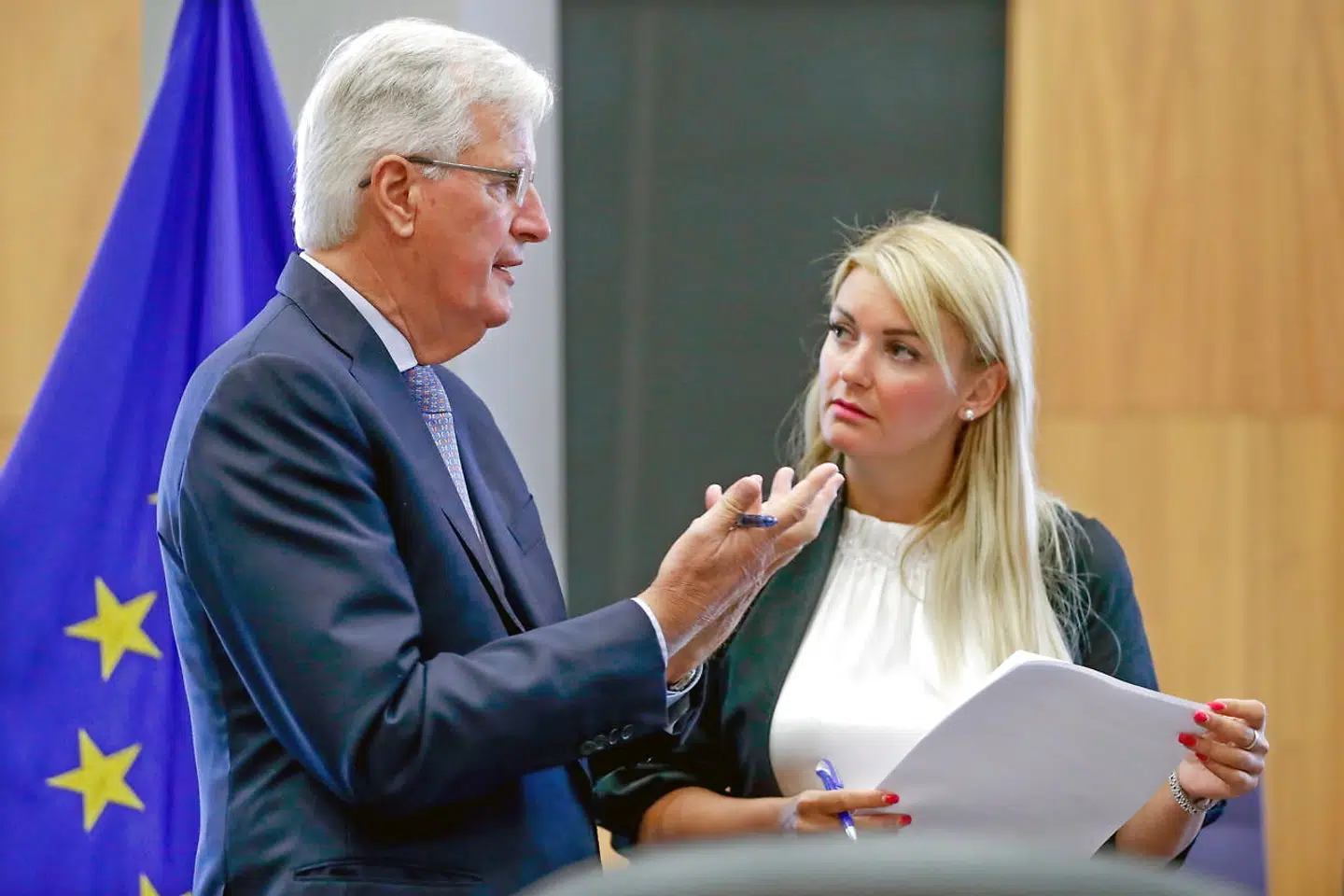 EUs chefforhandler Michel Barnier sammen med Mina Andreeva.
