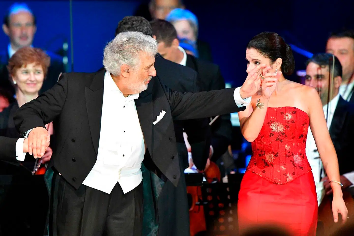 Plácido Domingo rører kort ved kollegaen Ana Maria Martinez - men så vidt vides kun professionelt.