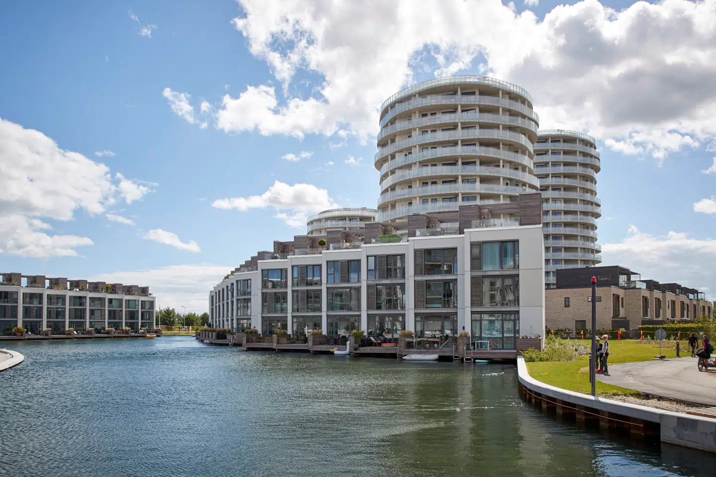 Det skulle være en dårlig ejendomsmægler, der ikke kunne sælge en bolig med direkte adgang til vandet ved Islands Brygge. Men før byggeriet af kvarteret Havnevigen kom i gang, krævede det lidt fantasi at se udviklingen af den gamle industrigrund for sig. PR-foto: Bonava