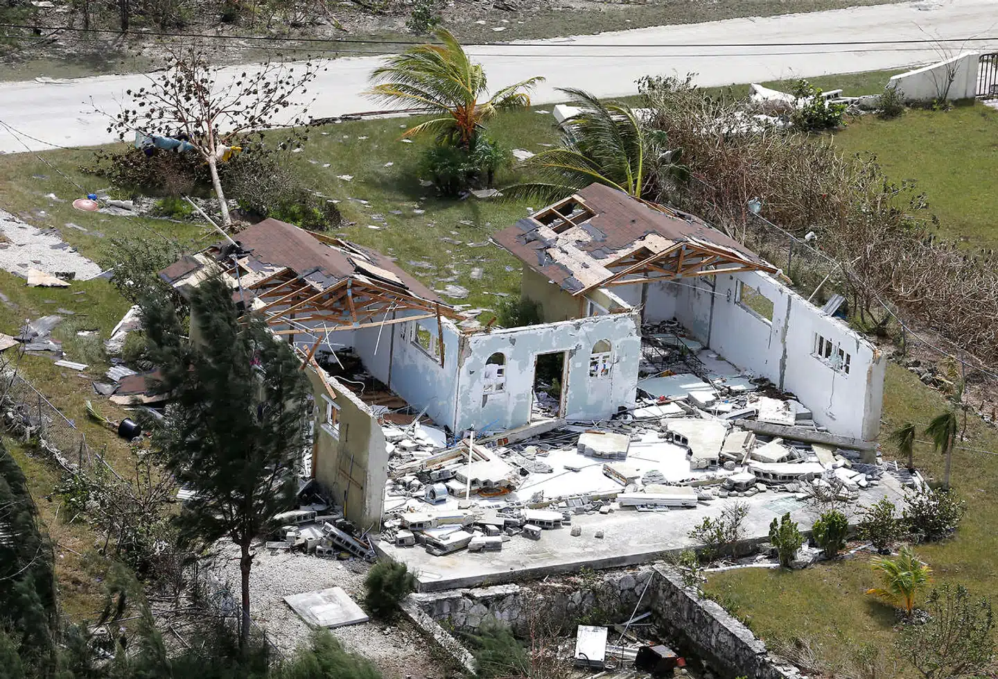 Hovedøen i Bahamas, Grand Bahama, oplevede også store ødelæggelser som følge af orkanen Dorian. Her er det et hus, der er raseret som følgen af orkanen. REUTERS/Joe Skipper