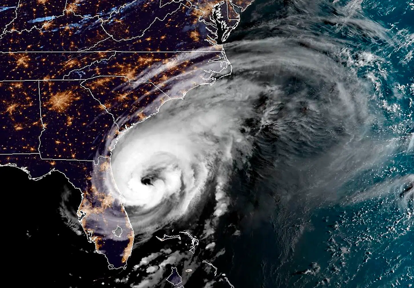 Satelitbilledet fra NOAA/RAMMB viser orkanen Dorian, der torsdag morgen dansk tid er på vej op ad den amerikanske østkyst. AFP PHOTO / NOAA/RAMMB/HANDOUT