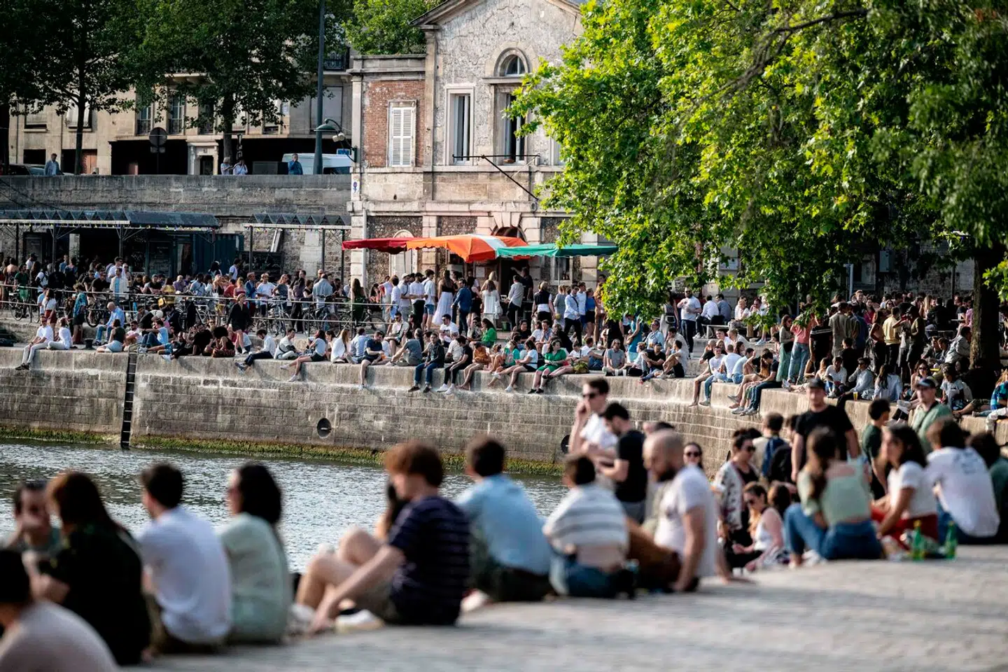 Seinen er et samlingspunkt i Paris, og her nyder mange mennesker at hænge ud i sommerhalvåret. I 2025 får byens borgere lov at bade i floden.