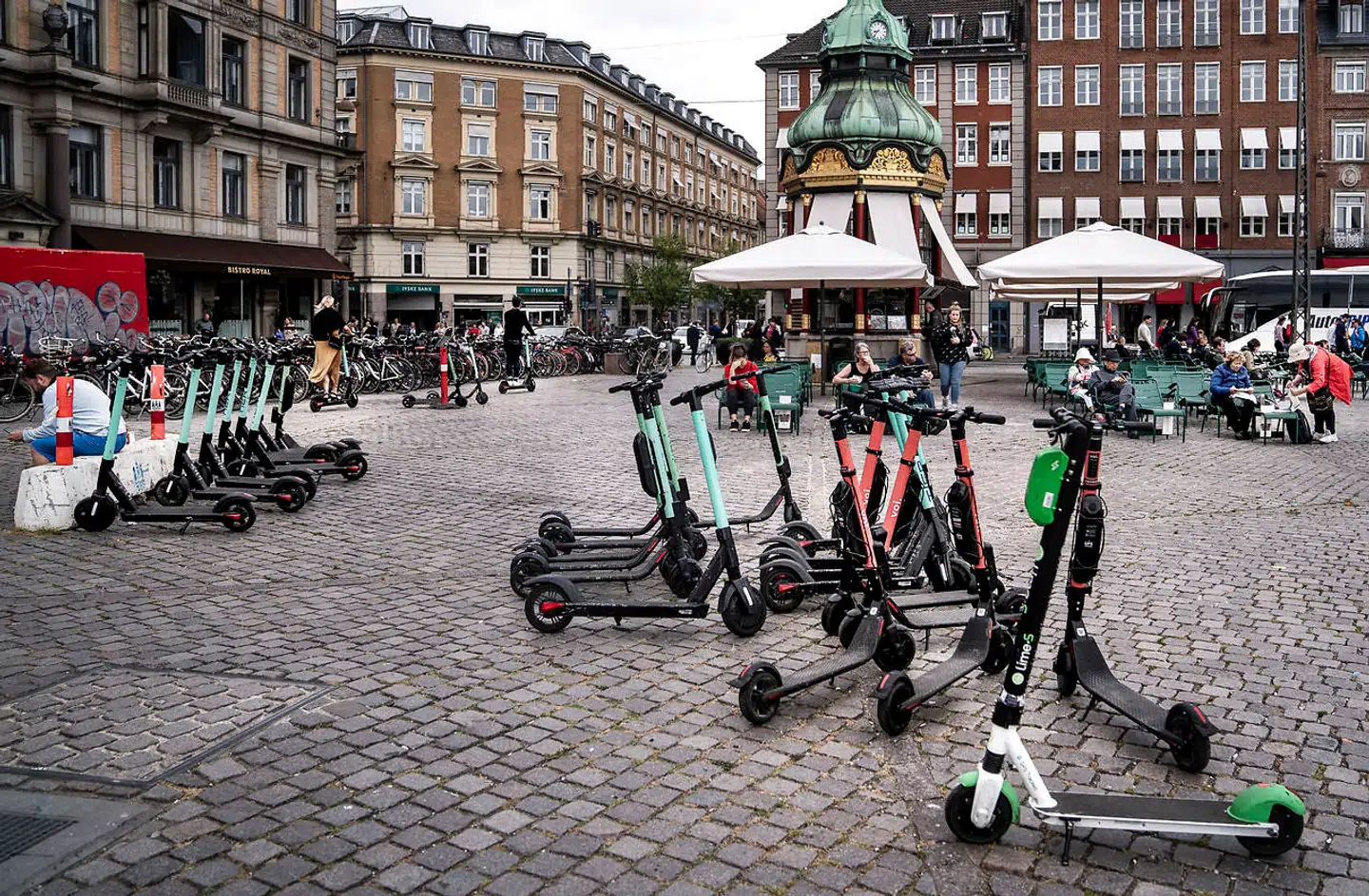 Sammenlignet med almindelige cykler er de elektriske løbehjul »betydeligt mere skadelige for miljøet,« fortæller lederen af det tyske Miljødirektorat (UBA), Maria Krautzberger. El-løbehjul på Kgs Nytorv, mandag den 15 juli 2019.  (Foto: Liselotte Sabroe/Ritzau Scanpix)