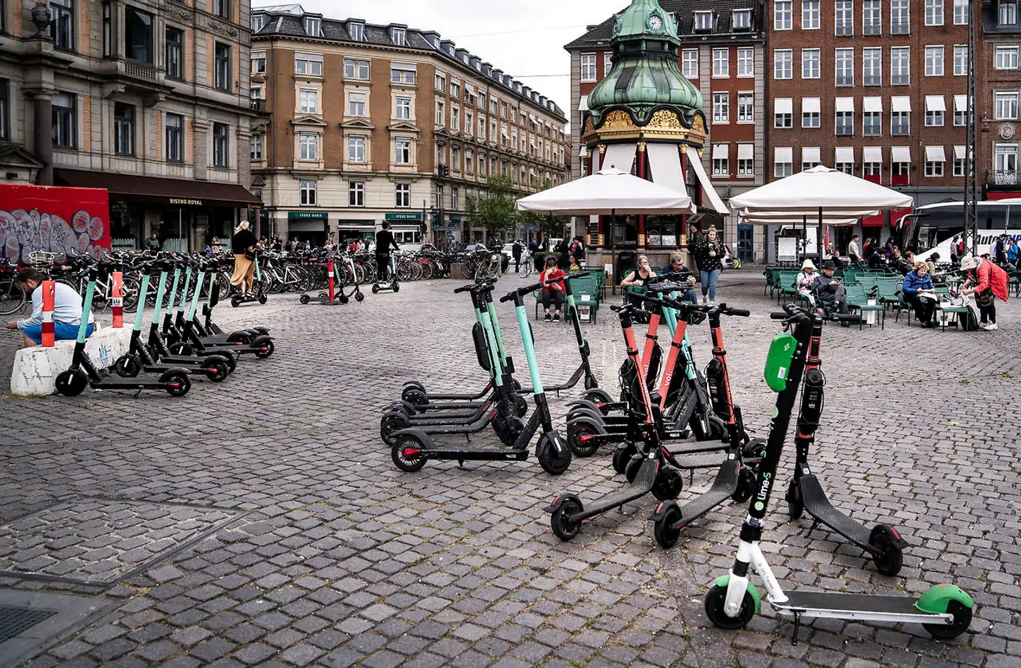 Sammenlignet med almindelige cykler er de elektriske løbehjul »betydeligt mere skadelige for miljøet,« fortæller lederen af det tyske Miljødirektorat (UBA), Maria Krautzberger. El-løbehjul på Kgs Nytorv, mandag den 15 juli 2019. (Foto: Liselotte Sabroe/Ritzau Scanpix)