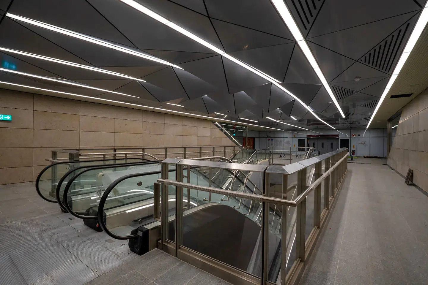 Allerede i 1969 drømte Anne-Grethe Foss om en metrostation ved Marmorkirken. Nu er den her. Som den eneste er den bygget i to etager for at tage hensyn til kirken og Frederiksstaden. Panelerne er i sandsten ligesom de kendte palæer i Frederiksstaden, og der er origamilofter på øverste etage.