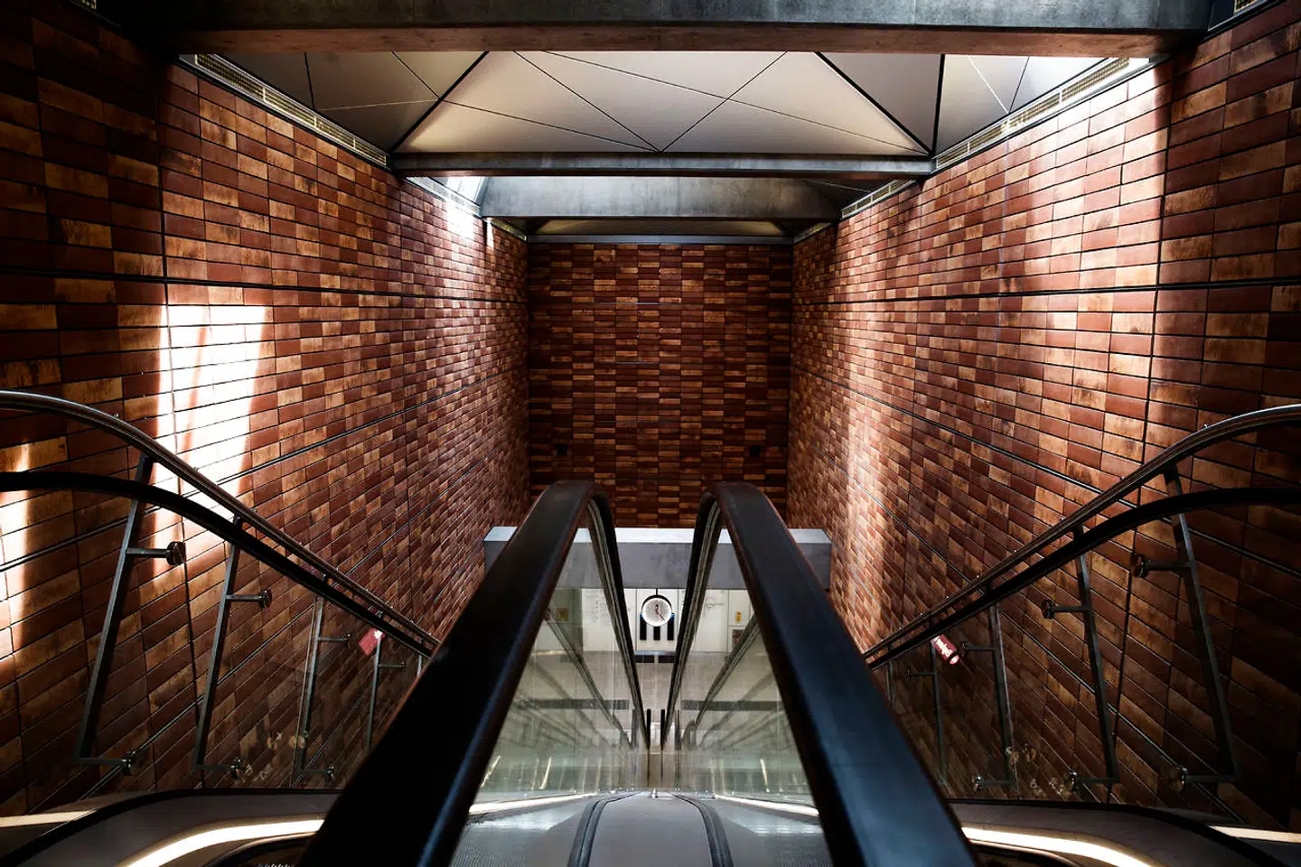 På Vesterbro dominerer de røde teglsten, og det »rå look« har arkitekterne villet videreføre nede på stationerne. Derfor er væggene her beklædt med håndlavede teglsten i tre forskellige røde nuancer.