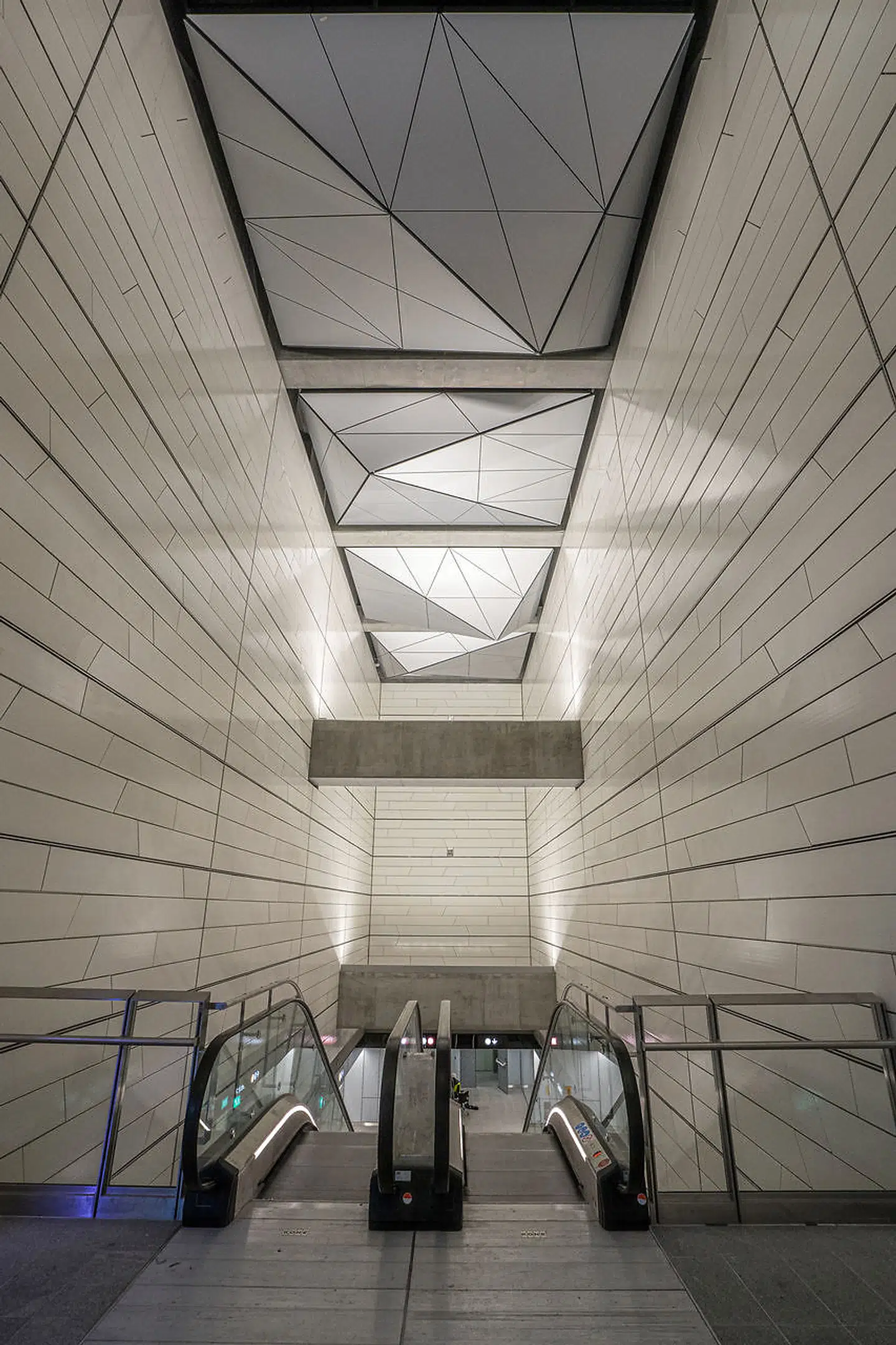 Gammel Strand med råhvide keramiske paneler og origamilofter. Her kommer inspirationen fra, at stationen ligger under vand, og at man her skal fornemme solen, der glimter i vandet.